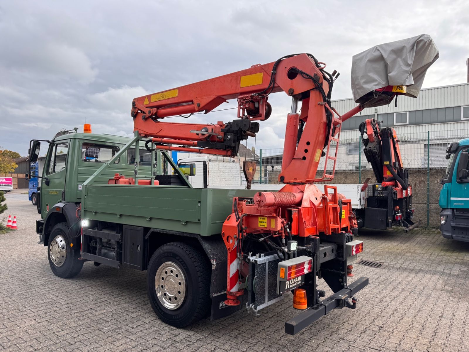 Fahrzeugabbildung Mercedes-Benz 1417 AK Allrad Palfinger Montagekran 17,7m 64TKM