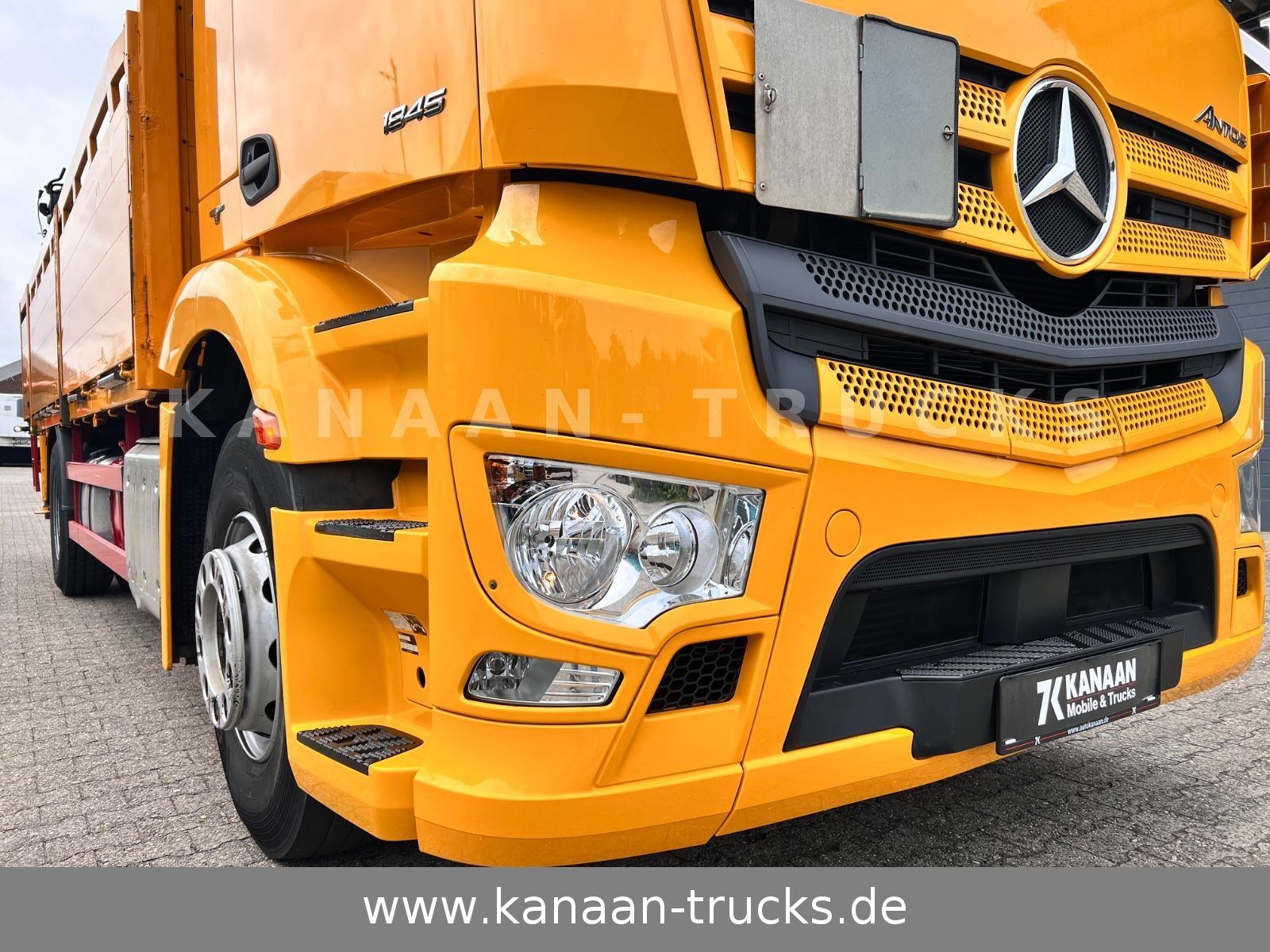 Fahrzeugabbildung Mercedes-Benz 1845 Antos 4x2 Baustoffkran Palfinger 21001L