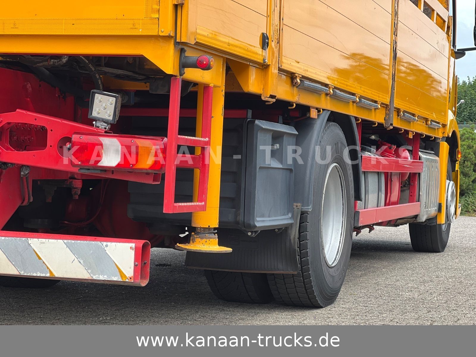 Fahrzeugabbildung Mercedes-Benz 1845 Antos 4x2 Baustoffkran Palfinger 21001L