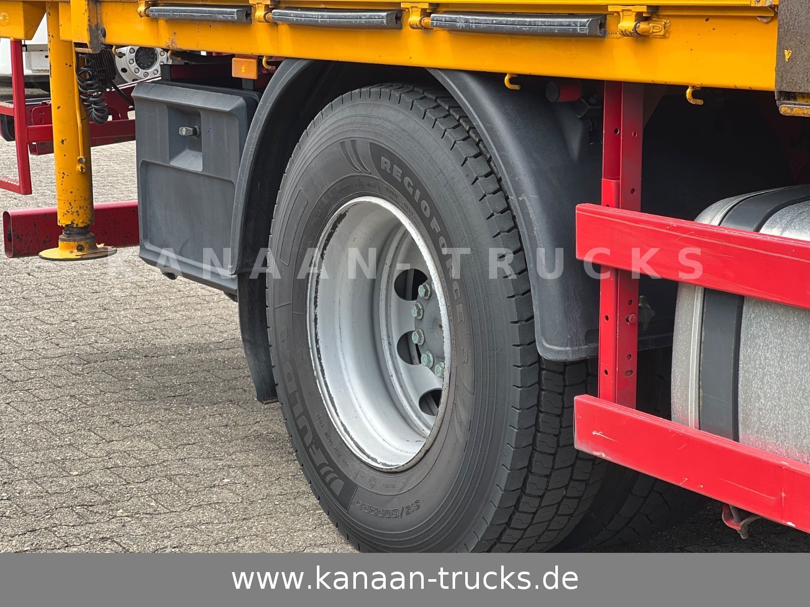 Fahrzeugabbildung Mercedes-Benz 1845 Antos 4x2 Baustoffkran Palfinger 21001L