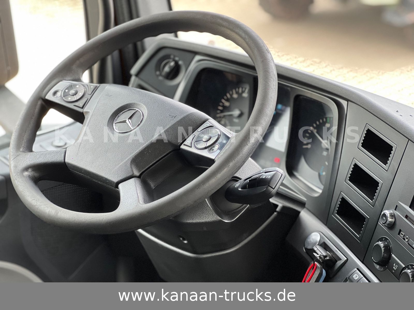 Fahrzeugabbildung Mercedes-Benz 1845 Antos 4x2 Baustoffkran Palfinger 21001L