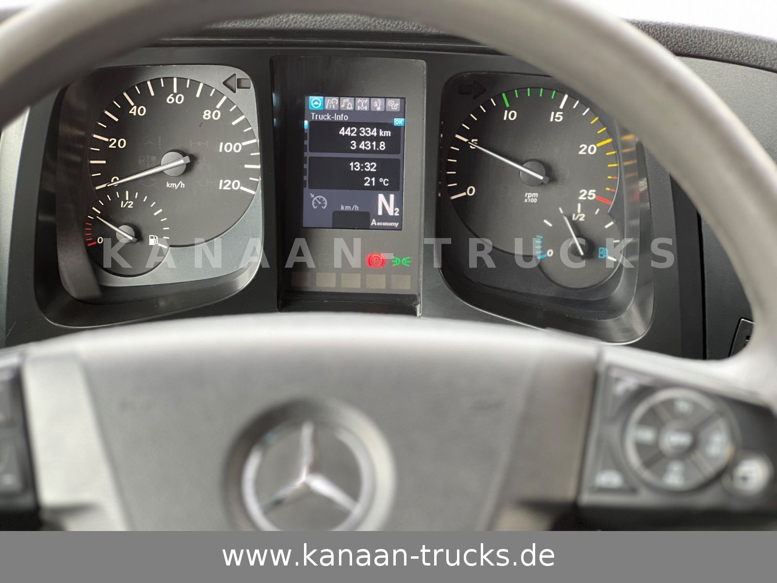 Fahrzeugabbildung Mercedes-Benz 1845 Antos 4x2 Baustoffkran Palfinger 21001L