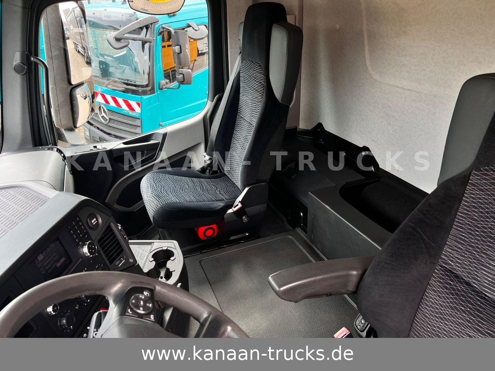 Fahrzeugabbildung Mercedes-Benz 1845 Antos 4x2 Baustoffkran Palfinger 21001L