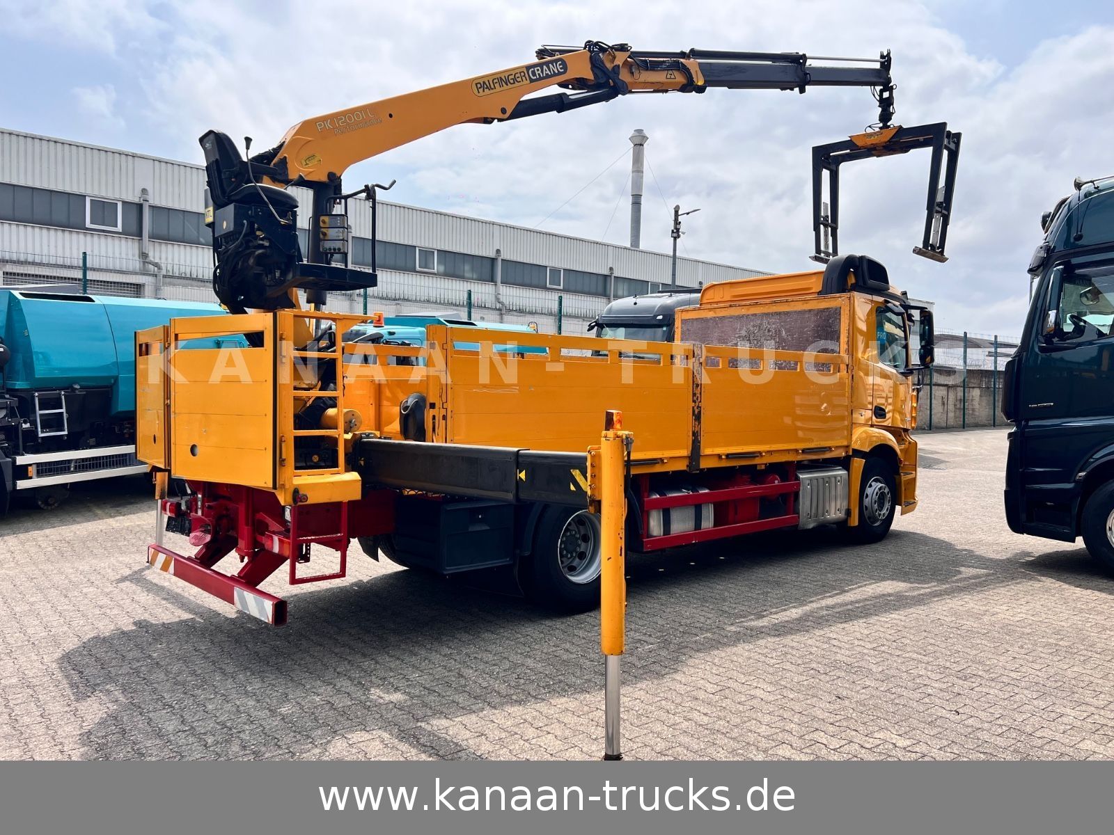 Fahrzeugabbildung Mercedes-Benz 1845 Antos 4x2 Baustoffkran Palfinger 21001L