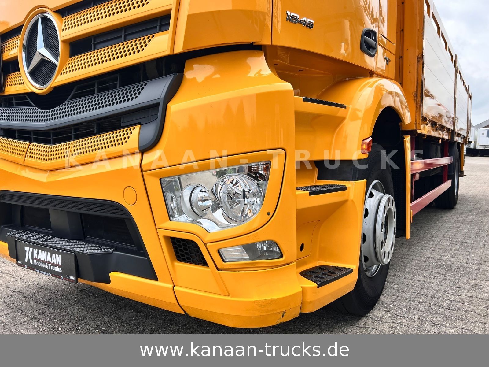 Fahrzeugabbildung Mercedes-Benz 1845 Antos 4x2 Baustoffkran Palfinger 21001L