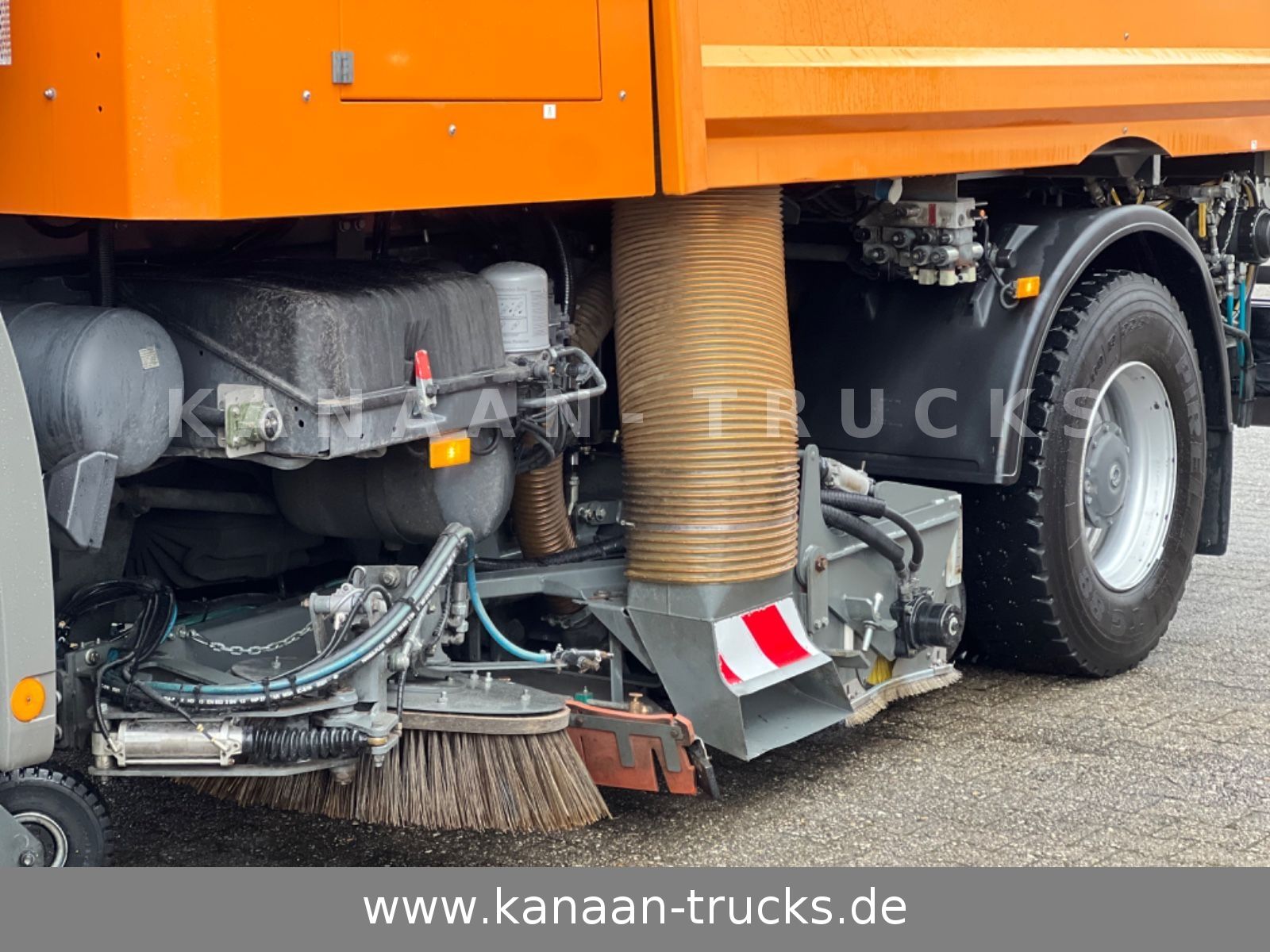 Fahrzeugabbildung Mercedes-Benz 2032 Actros 4x4 Bucher STKF 9500 AIRPORT KLIMA