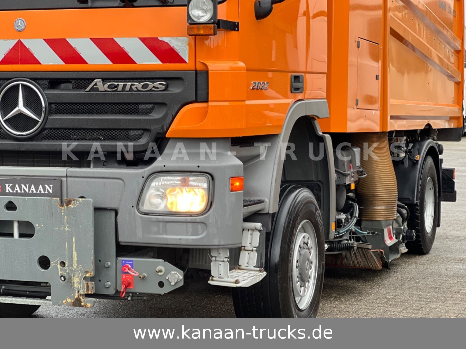 Fahrzeugabbildung Mercedes-Benz 2032 Actros 4x4 Bucher STKF 9500 AIRPORT KLIMA