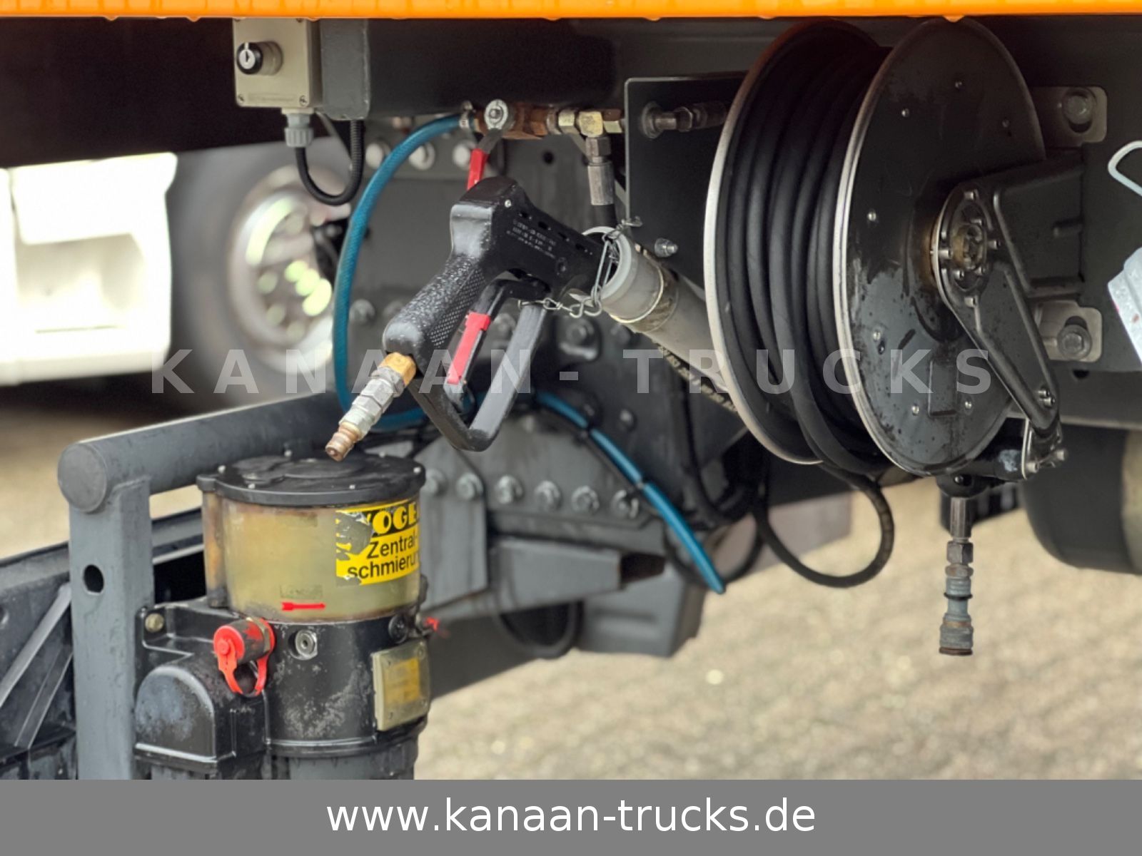 Fahrzeugabbildung Mercedes-Benz 2032 Actros 4x4 Bucher STKF 9500 AIRPORT KLIMA