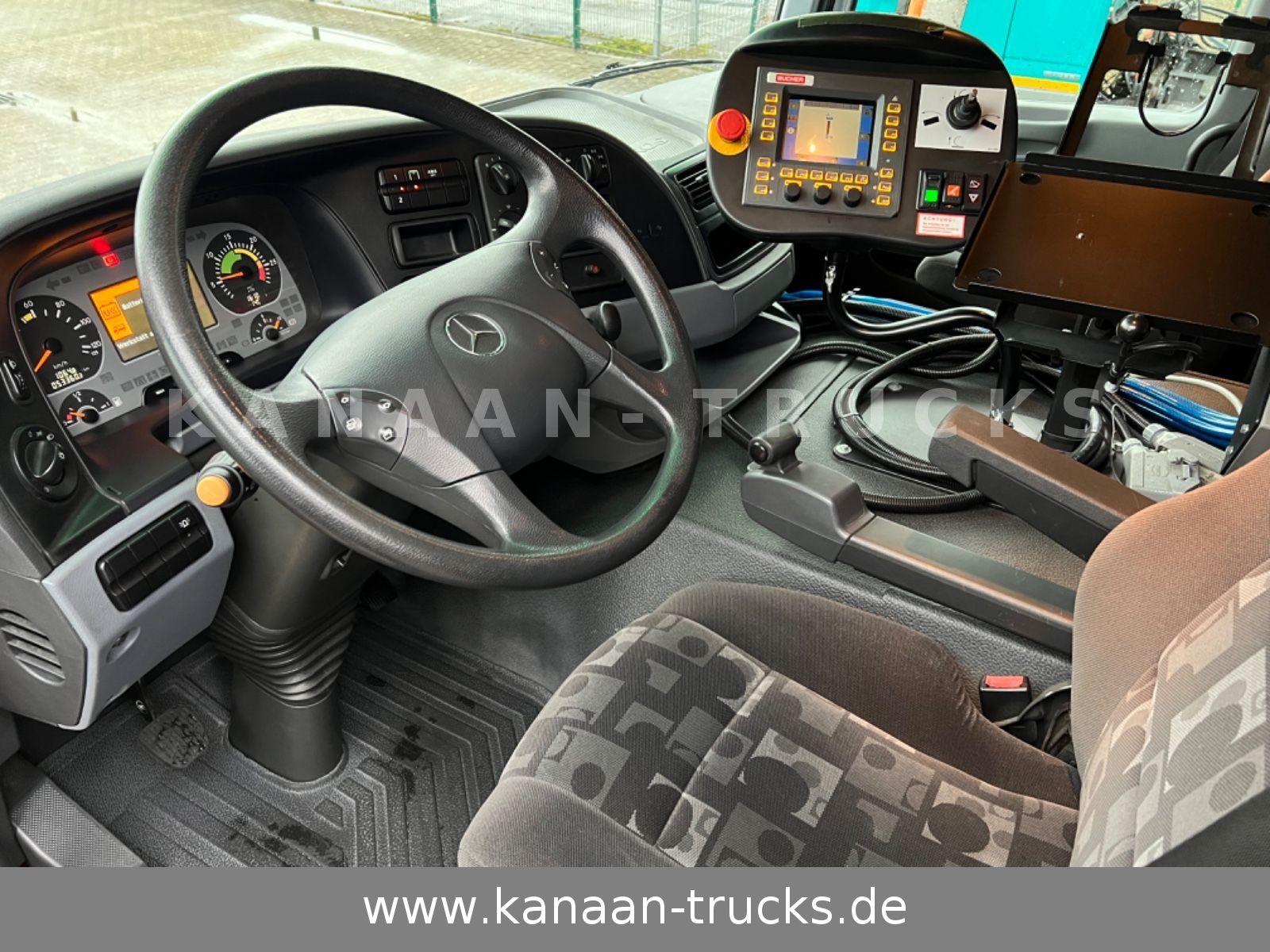 Fahrzeugabbildung Mercedes-Benz 2032 Actros 4x4 Bucher STKF 9500 AIRPORT KLIMA