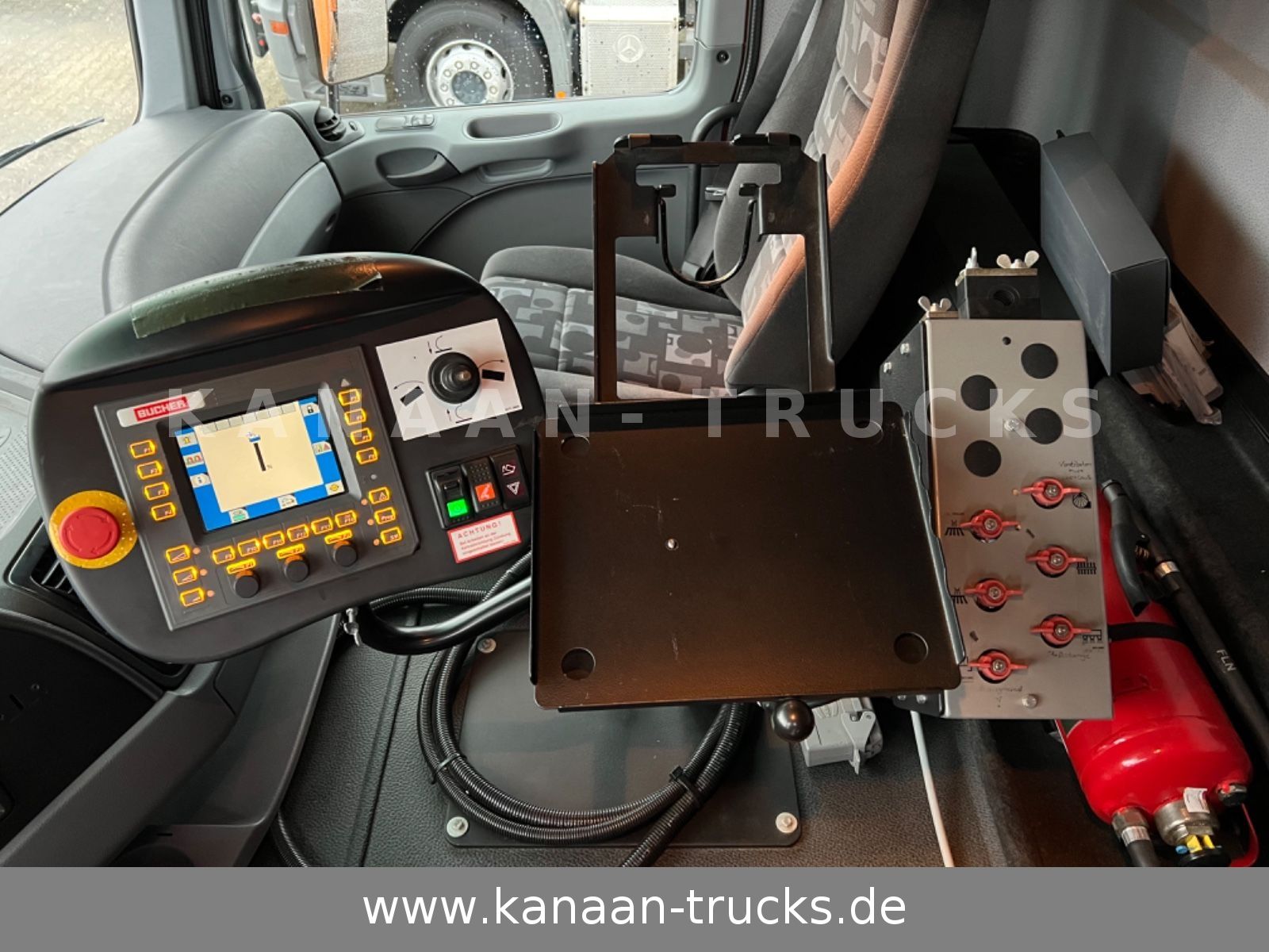 Fahrzeugabbildung Mercedes-Benz 2032 Actros 4x4 Bucher STKF 9500 AIRPORT KLIMA