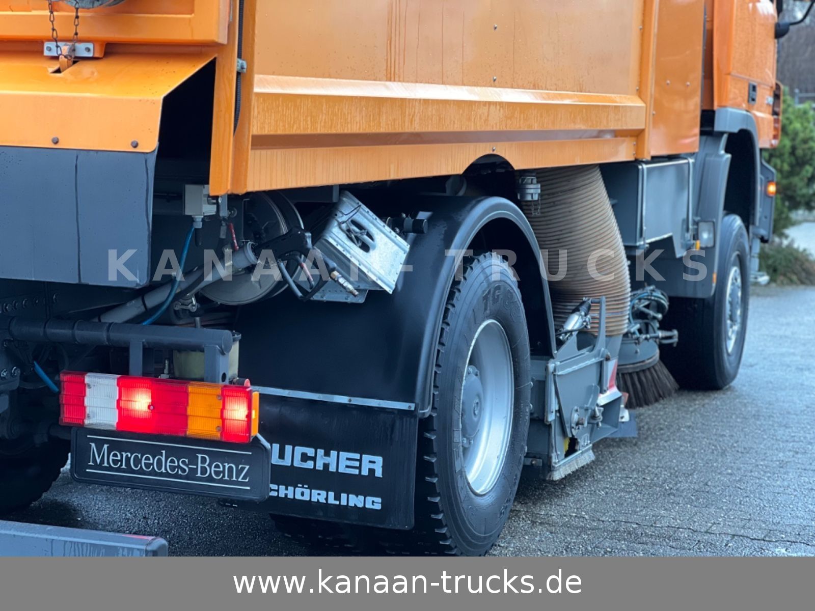 Fahrzeugabbildung Mercedes-Benz 2032 Actros 4x4 Bucher STKF 9500 AIRPORT KLIMA