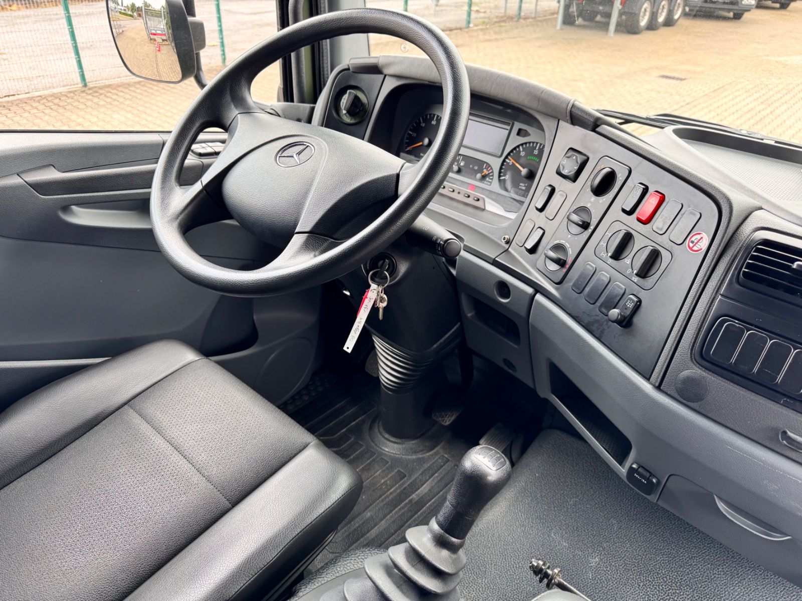 Fahrzeugabbildung Mercedes-Benz 1018 Atego 4x4 Allrad Miltär Camper