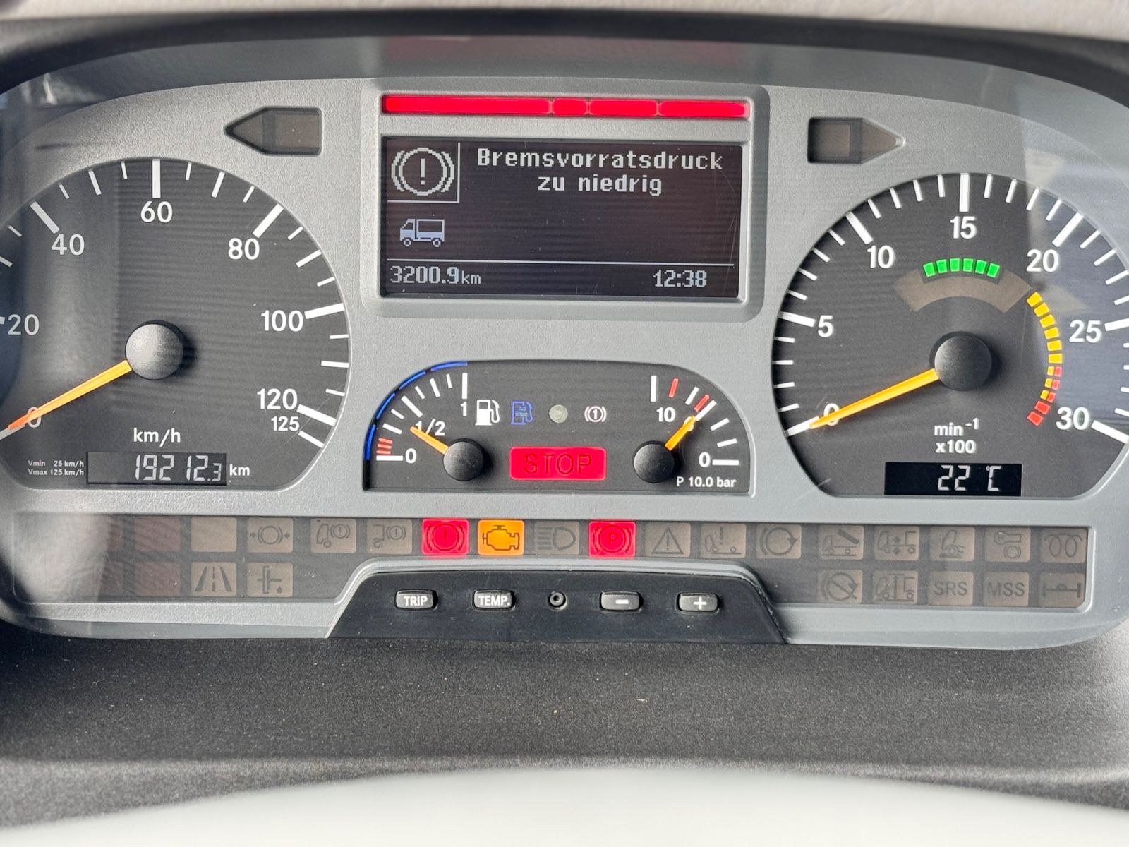 Fahrzeugabbildung Mercedes-Benz 1018 Atego 4x4 Allrad Miltär Camper