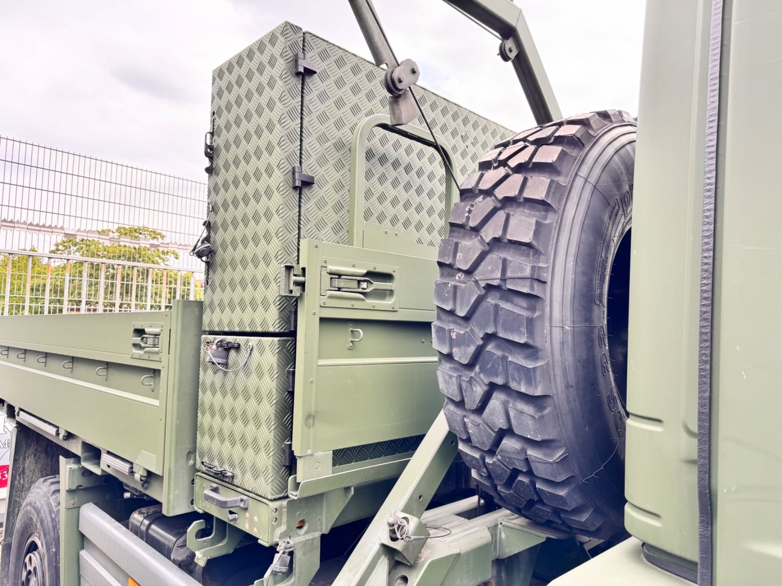 Fahrzeugabbildung Mercedes-Benz 1018 Atego 4x4 Allrad Miltär Camper