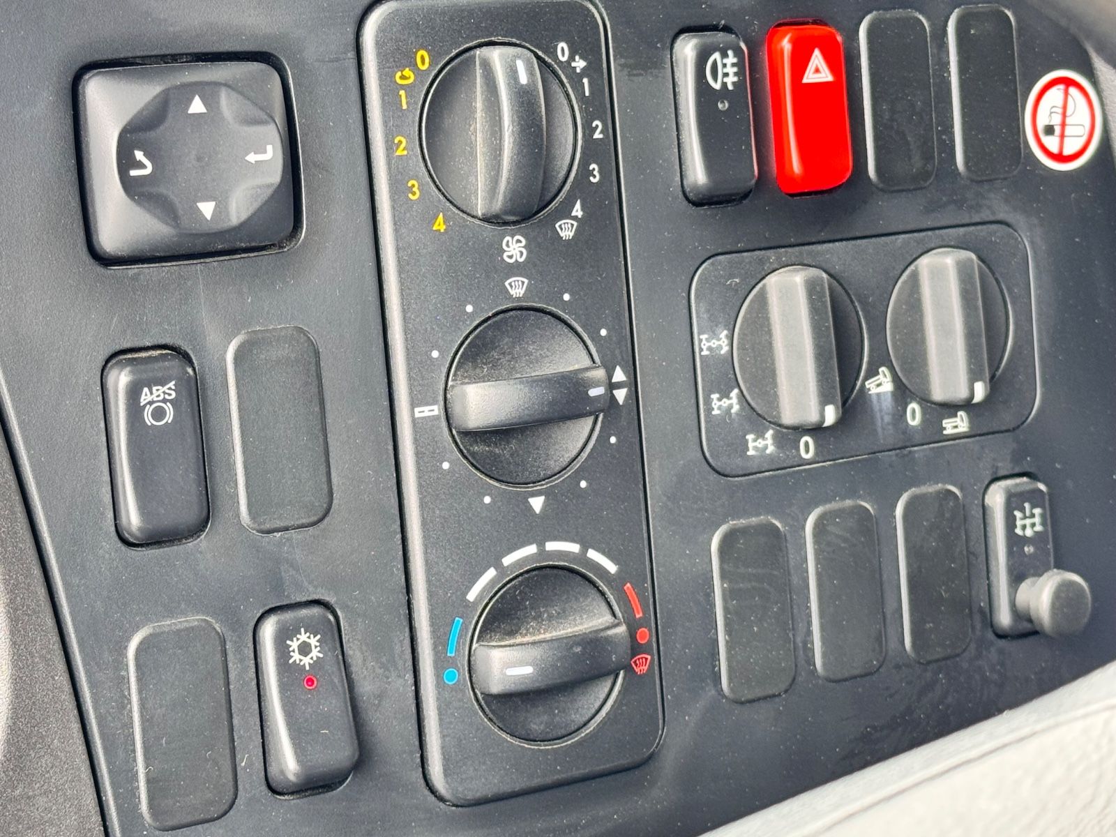 Fahrzeugabbildung Mercedes-Benz 1018 Atego 4x4 Allrad  Miltär Camper Expedition