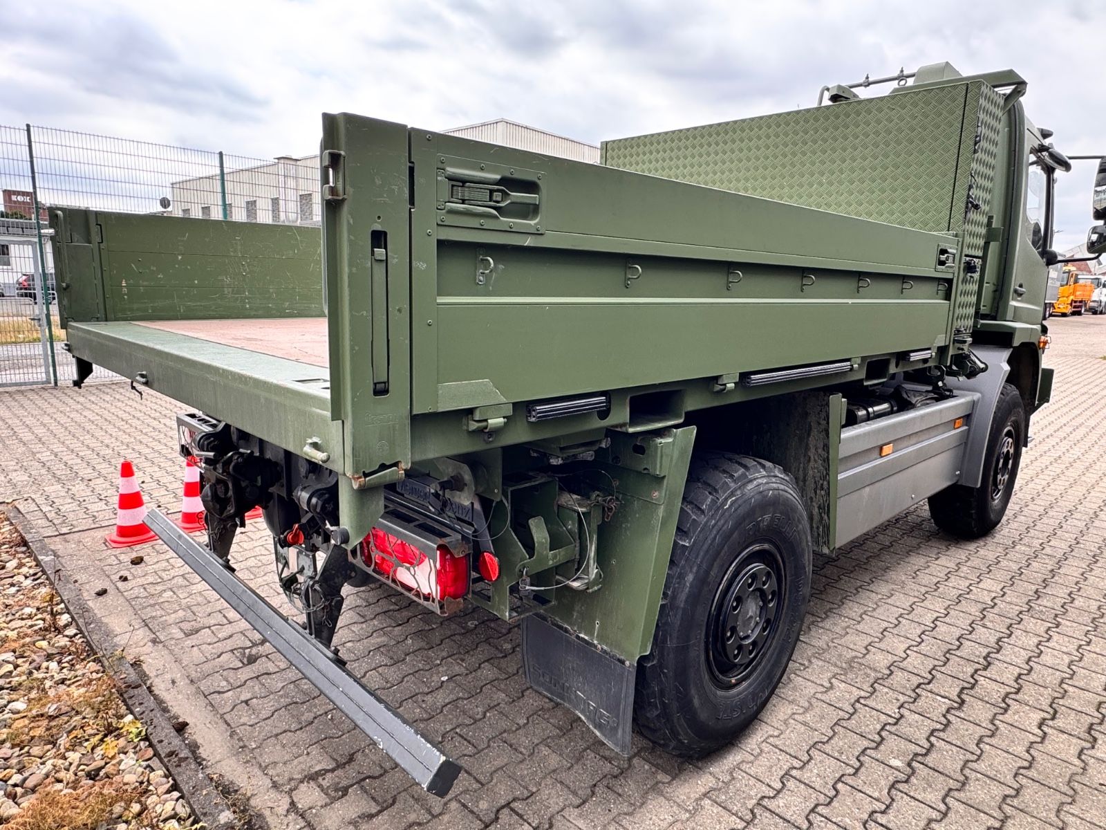 Fahrzeugabbildung Mercedes-Benz 1018 Atego 4x4 Allrad  Miltär Camper Expedition