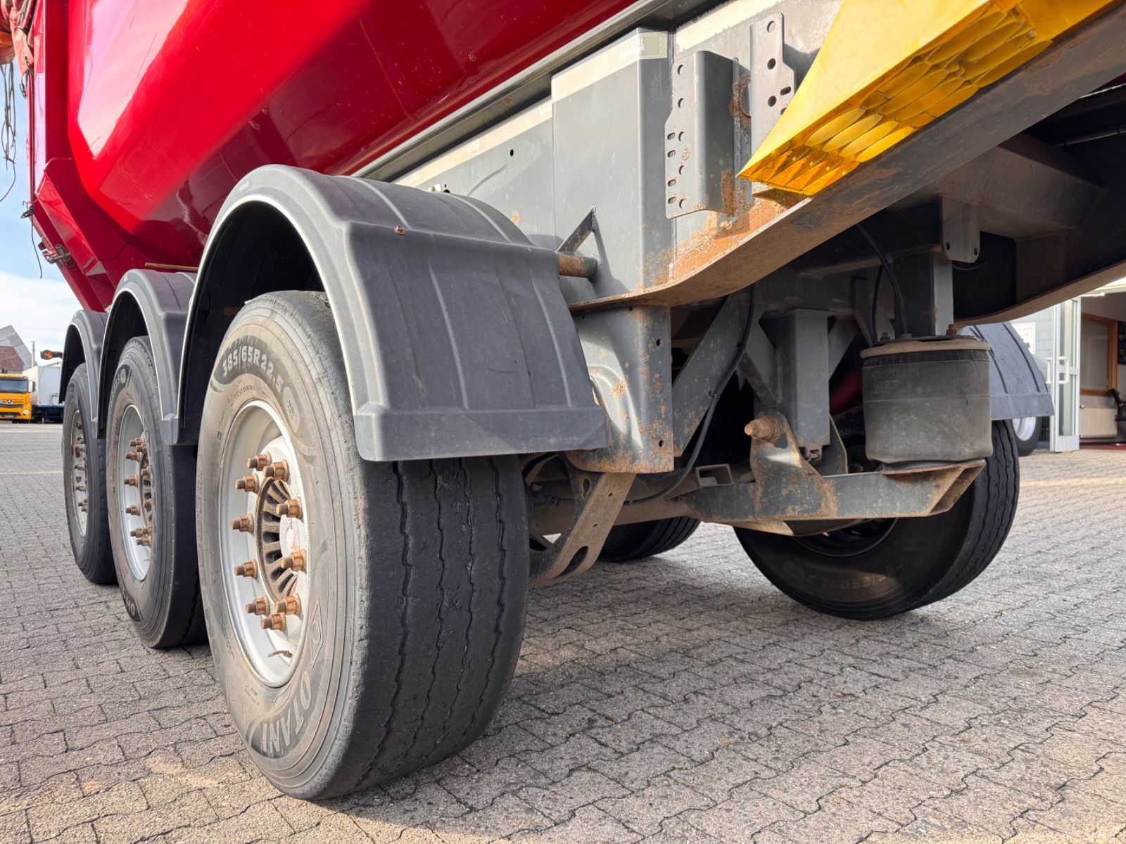 Fahrzeugabbildung Carnehl CHKS /HH  24m³    HARDOX Stahlmulde Liftachse