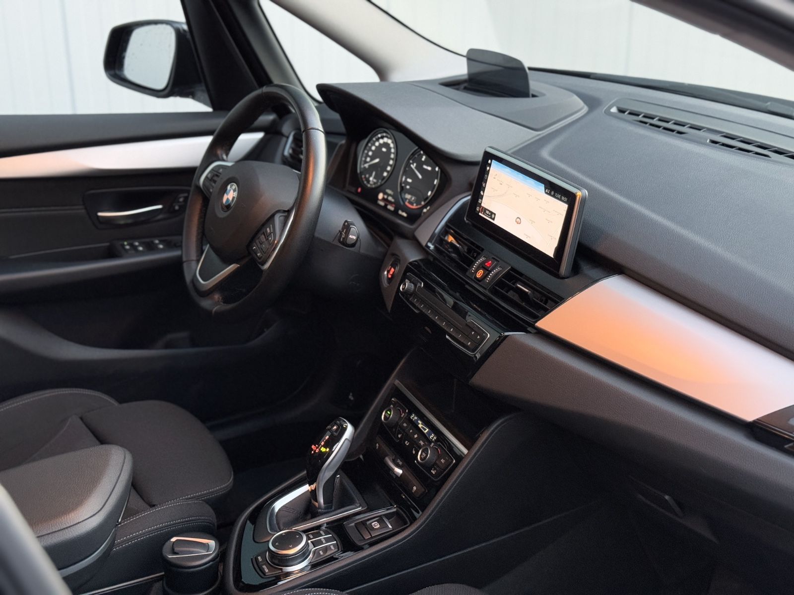 Fahrzeugabbildung BMW 218d Gran Tourer Advantage *LED|CAM|NAVI*