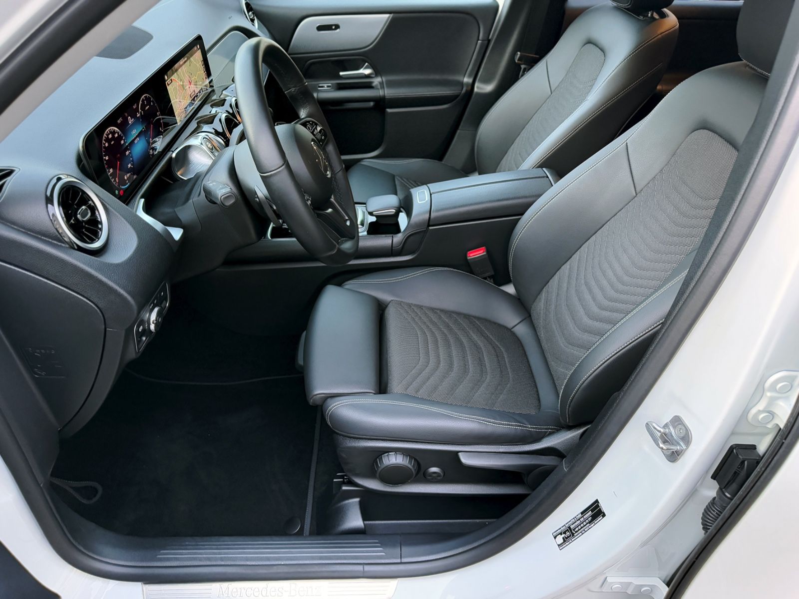 Fahrzeugabbildung Mercedes-Benz GLB 180d Style *CAM|LED|AHK|NAVI*