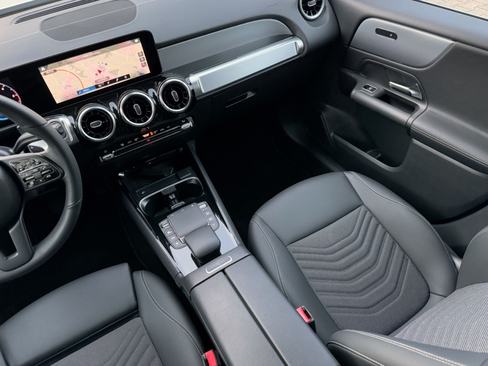 Fahrzeugabbildung Mercedes-Benz GLB 180d Style *CAM|LED|AHK|NAVI*