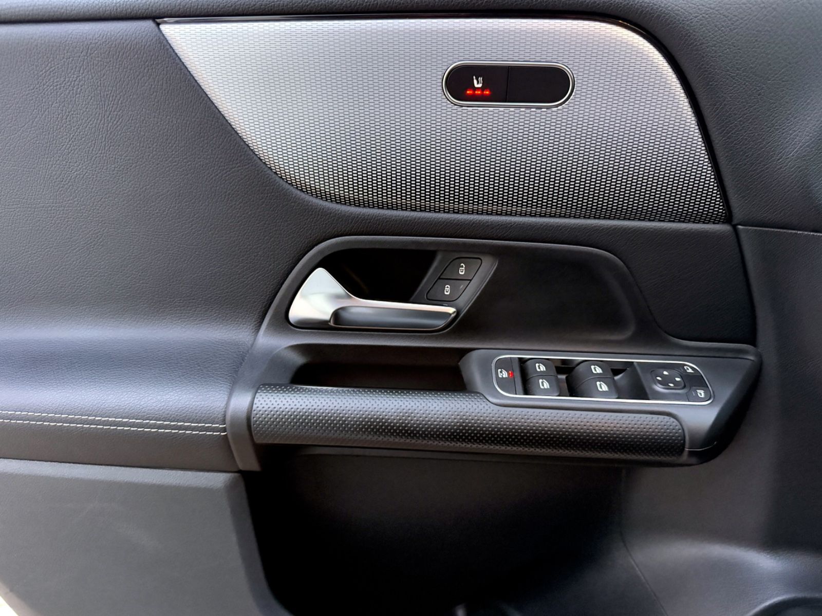 Fahrzeugabbildung Mercedes-Benz GLB 180d Style *CAM|LED|AHK|NAVI*