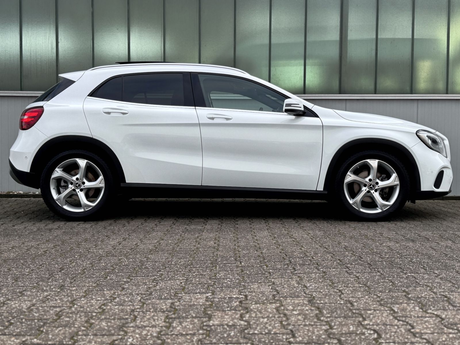 Fahrzeugabbildung Mercedes-Benz GLA 180 Urban *PANORAMA|LED|NAVI|CAM*