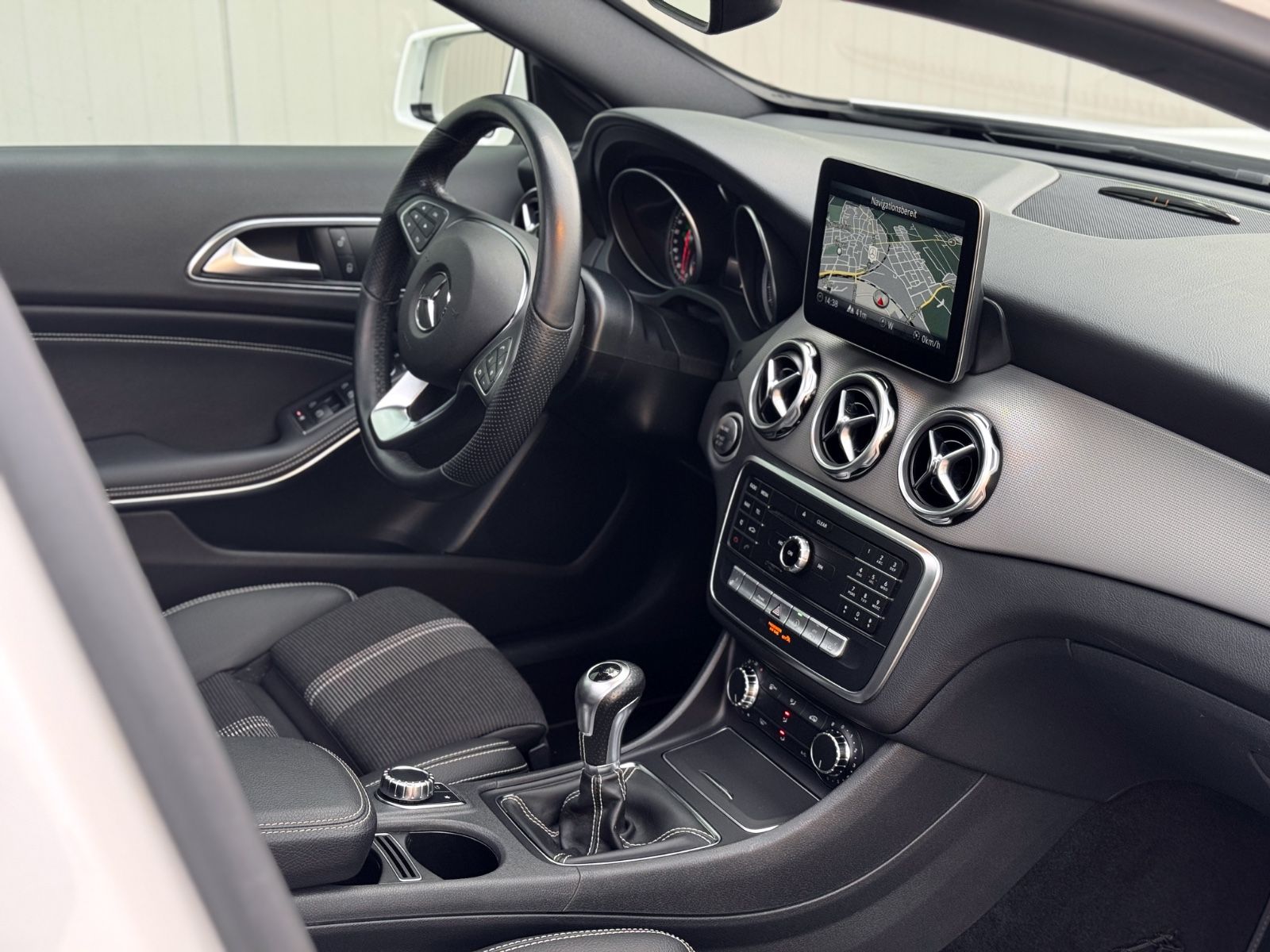 Fahrzeugabbildung Mercedes-Benz GLA 180 Urban *PANORAMA|LED|NAVI|CAM*