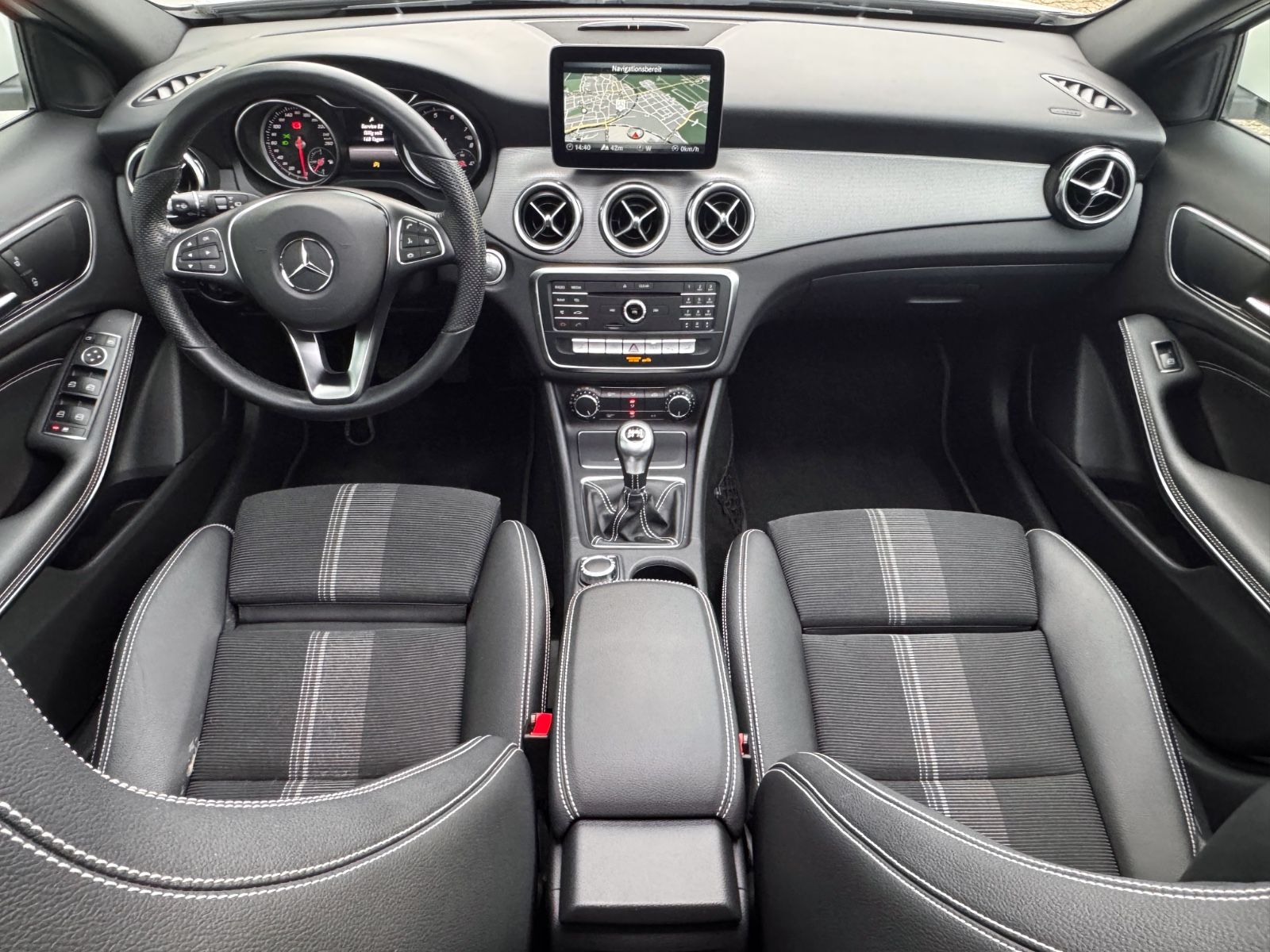 Fahrzeugabbildung Mercedes-Benz GLA 180 Urban *PANORAMA|LED|NAVI|CAM*