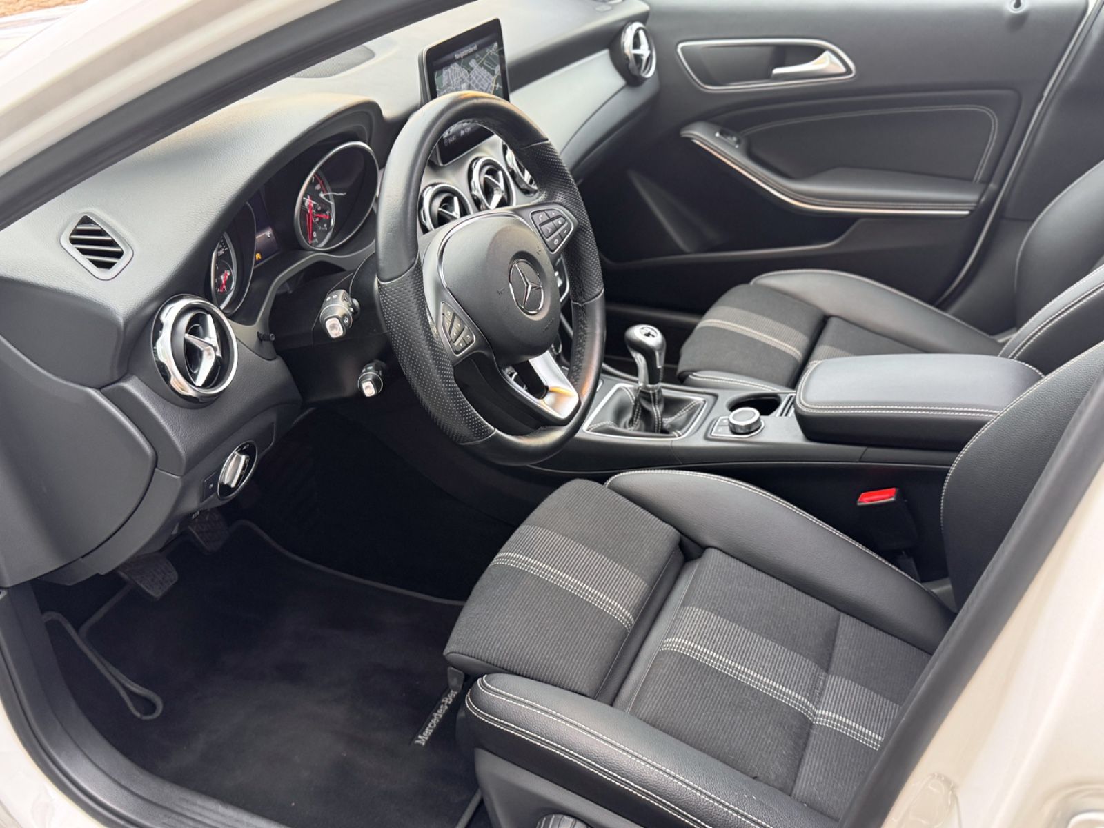 Fahrzeugabbildung Mercedes-Benz GLA 180 Urban *PANORAMA|LED|NAVI|CAM*