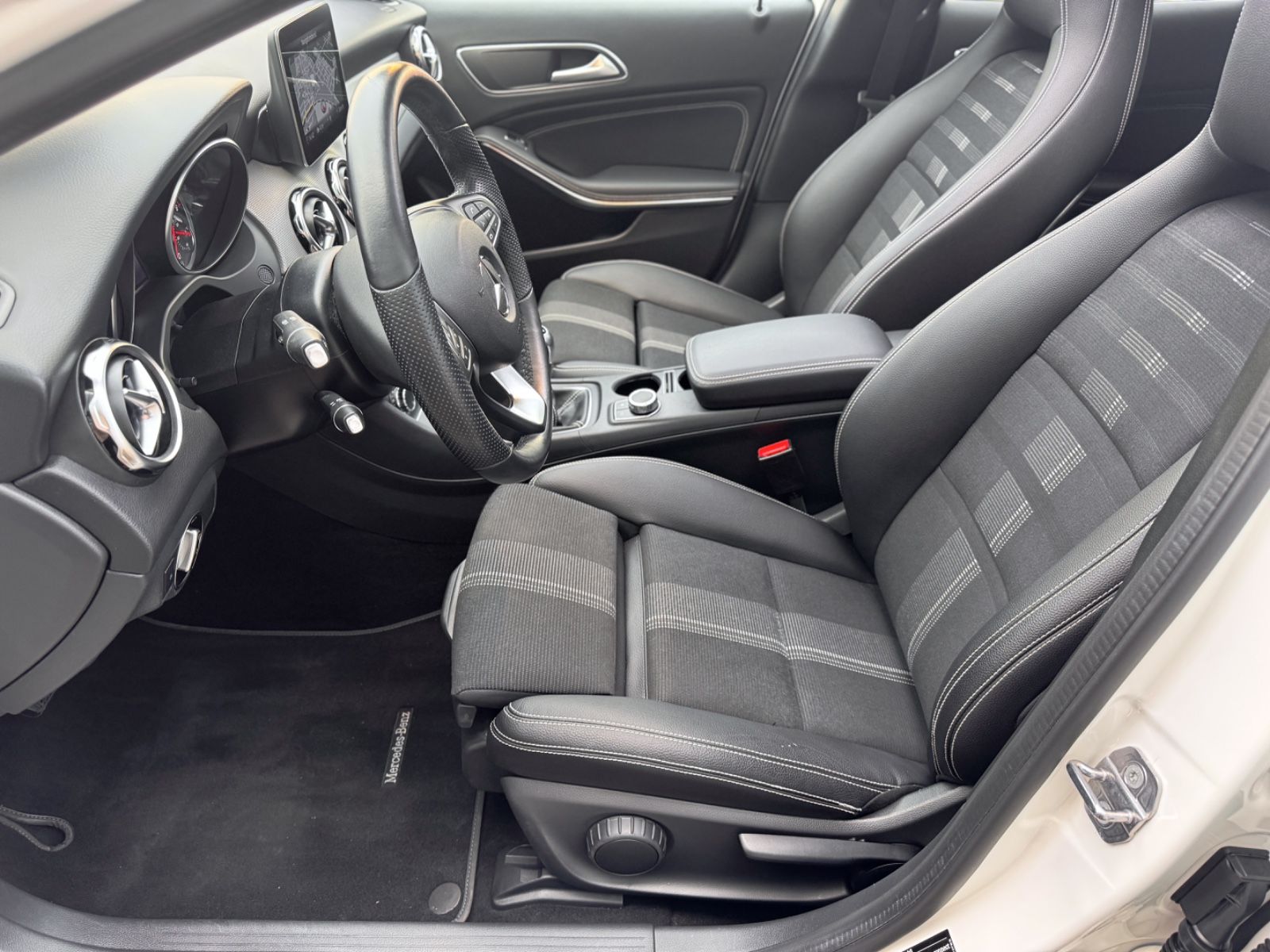 Fahrzeugabbildung Mercedes-Benz GLA 180 Urban *PANORAMA|LED|NAVI|CAM*