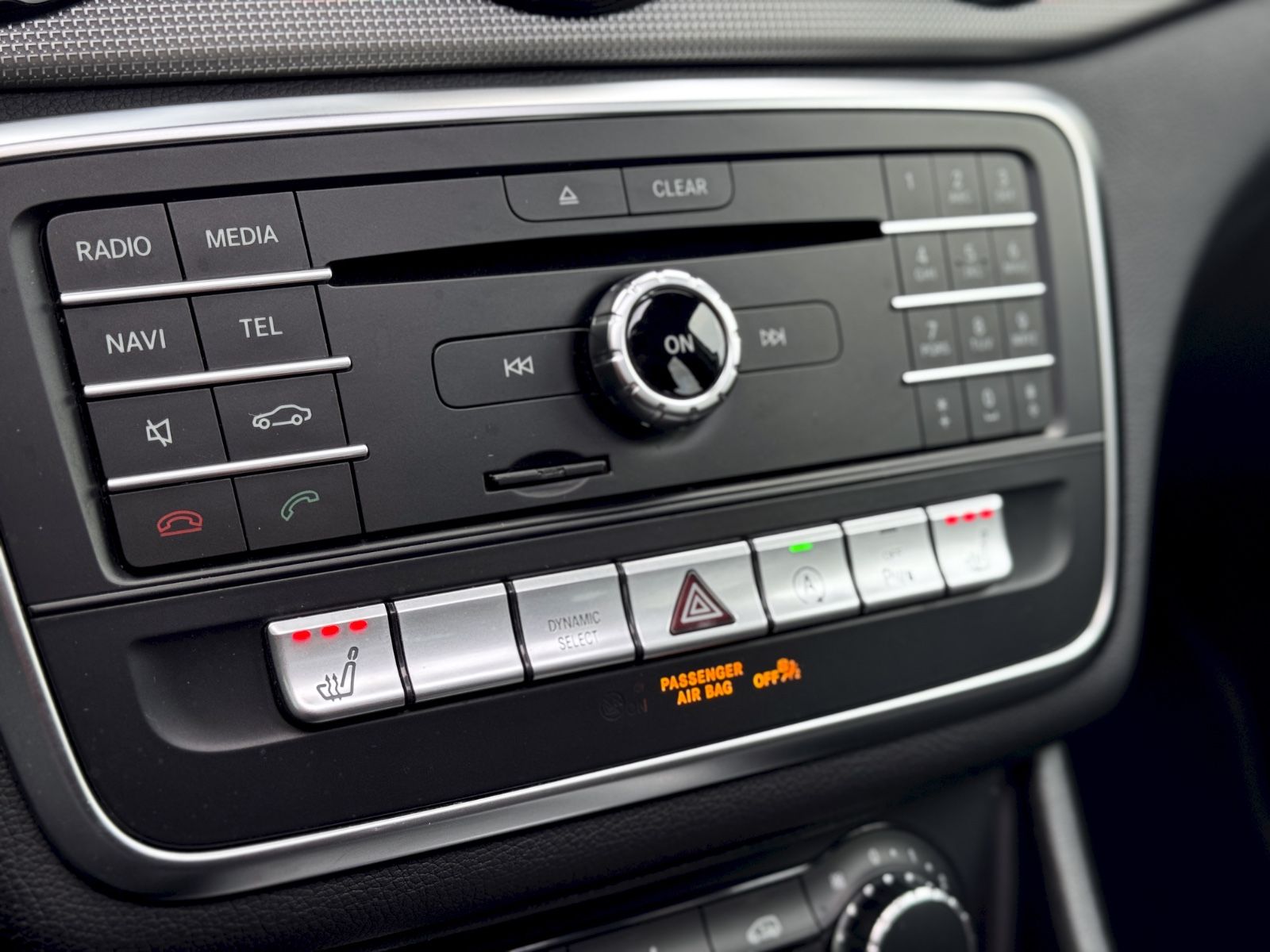 Fahrzeugabbildung Mercedes-Benz GLA 180 Urban *PANORAMA|LED|NAVI|CAM*