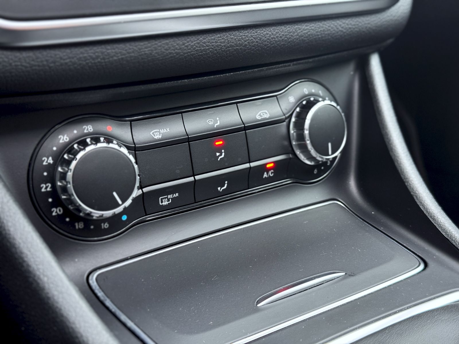 Fahrzeugabbildung Mercedes-Benz GLA 180 Urban *PANORAMA|LED|NAVI|CAM*