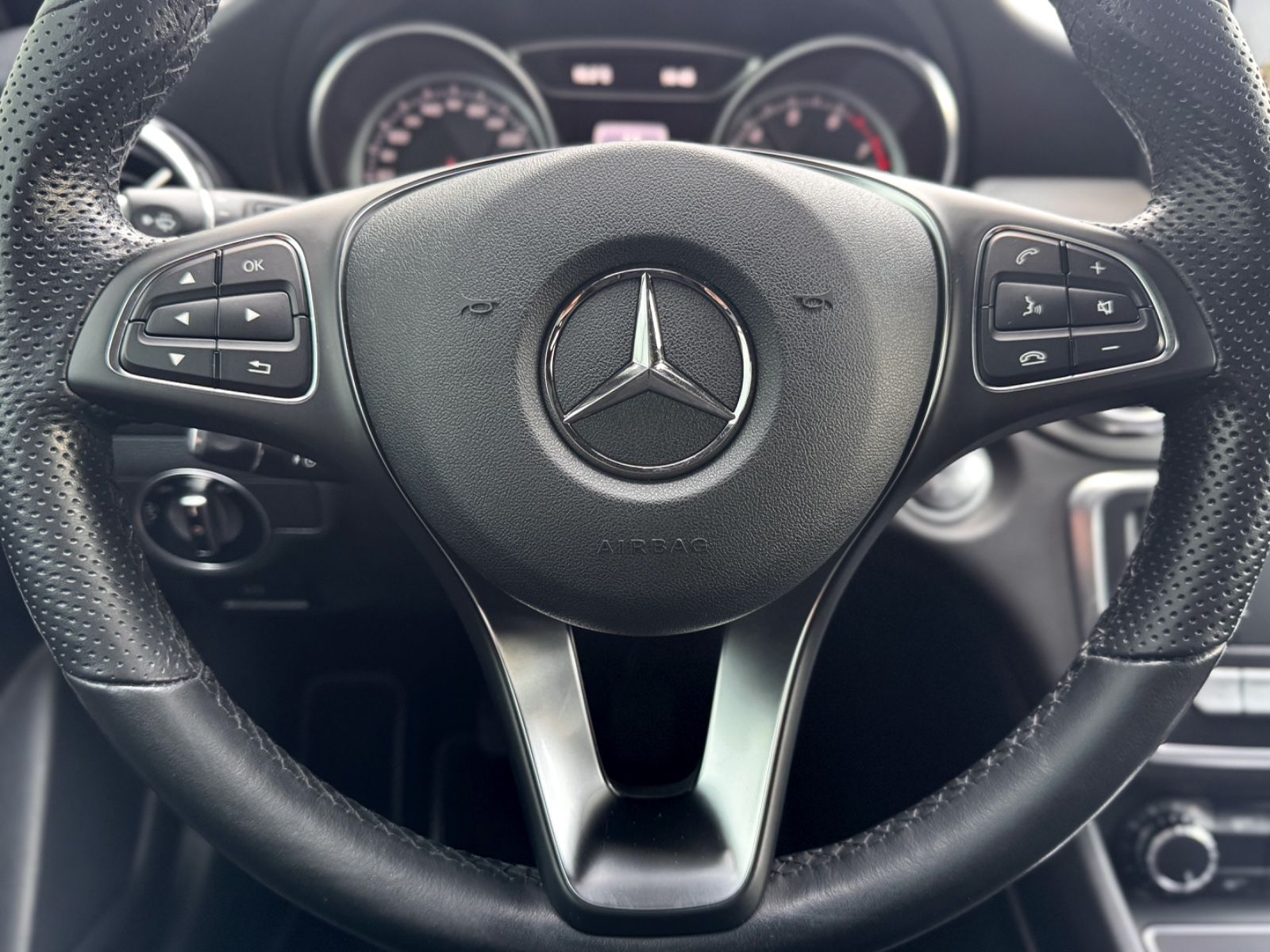 Fahrzeugabbildung Mercedes-Benz GLA 180 Urban *PANORAMA|LED|NAVI|CAM*