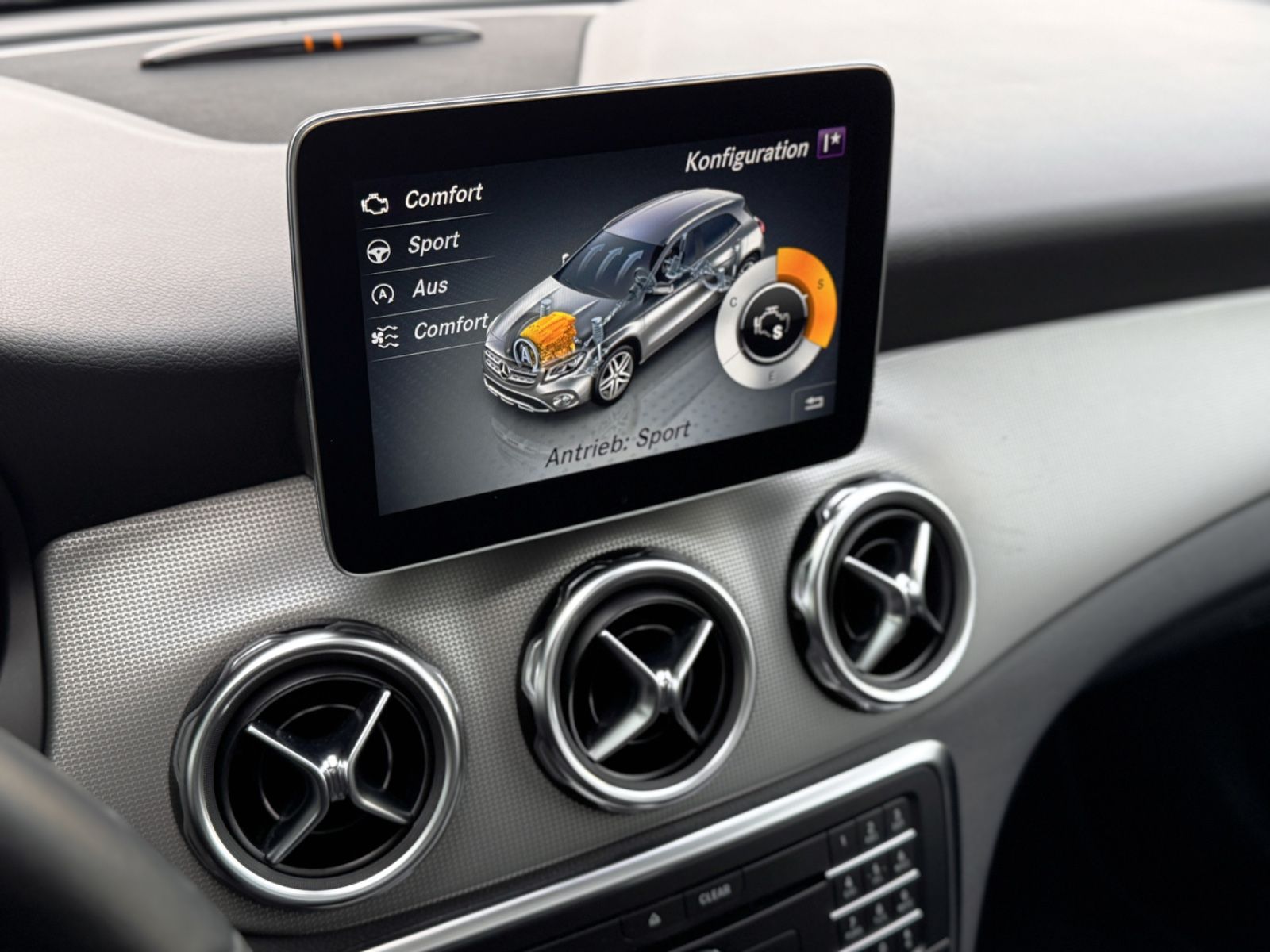 Fahrzeugabbildung Mercedes-Benz GLA 180 Urban *PANORAMA|LED|NAVI|CAM*