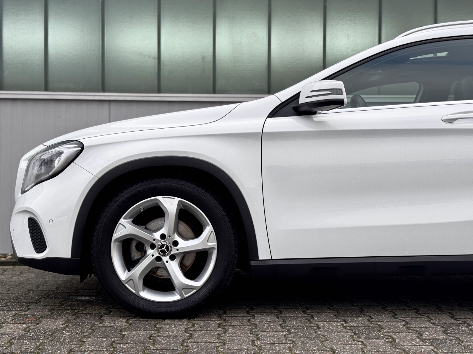 Fahrzeugabbildung Mercedes-Benz GLA 180 Urban *PANORAMA|LED|NAVI|CAM*