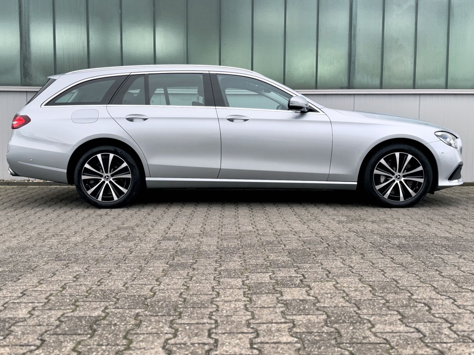 Fahrzeugabbildung Mercedes-Benz E 300de T 4Matic Avantarde *WIDESCREEN|LED|CAM*