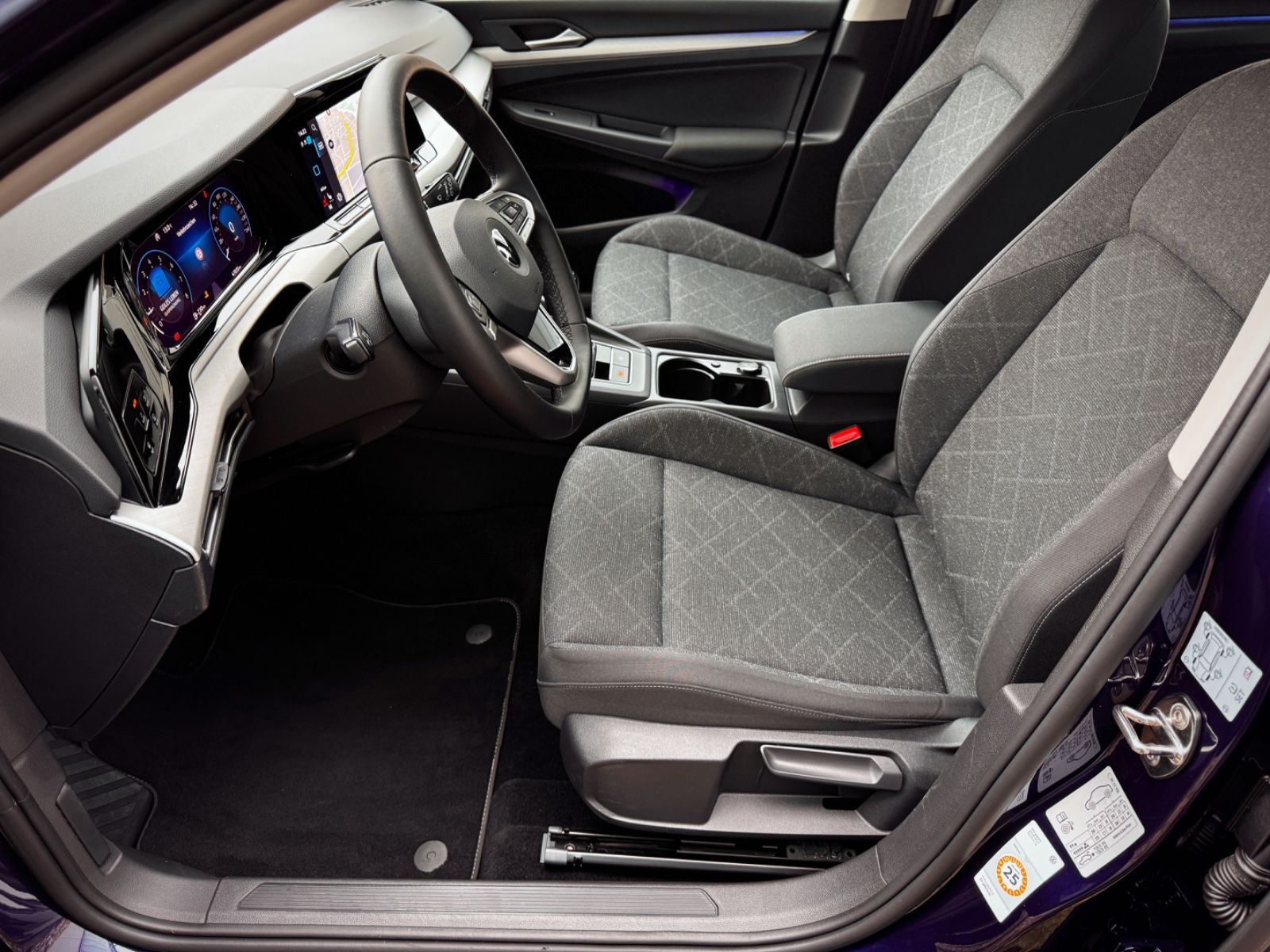 Fahrzeugabbildung Volkswagen Golf VIII 1.0 TSI Life Business*NAV|ASSIST|1.HD*