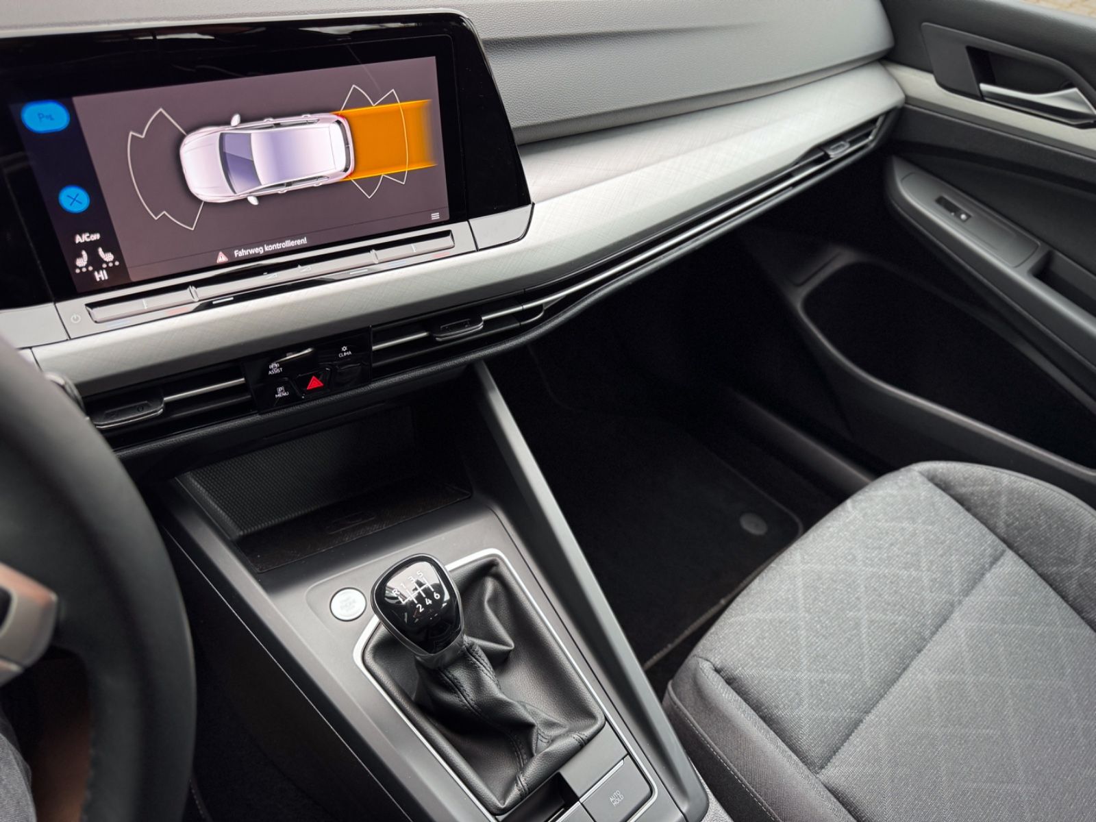 Fahrzeugabbildung Volkswagen Golf VIII 1.0 TSI Life Business*NAV|ASSIST|1.HD*