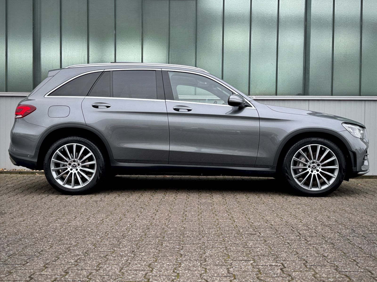 Fahrzeugabbildung Mercedes-Benz GLC 220d 4Matic AMG-Line *PANORAMA|DESIGNO|AHK*