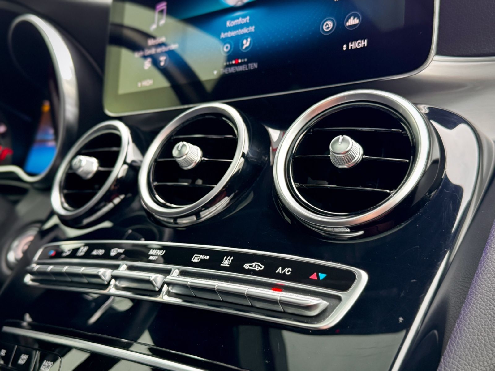 Fahrzeugabbildung Mercedes-Benz GLC 220d 4Matic AMG-Line *PANORAMA|DESIGNO|AHK*