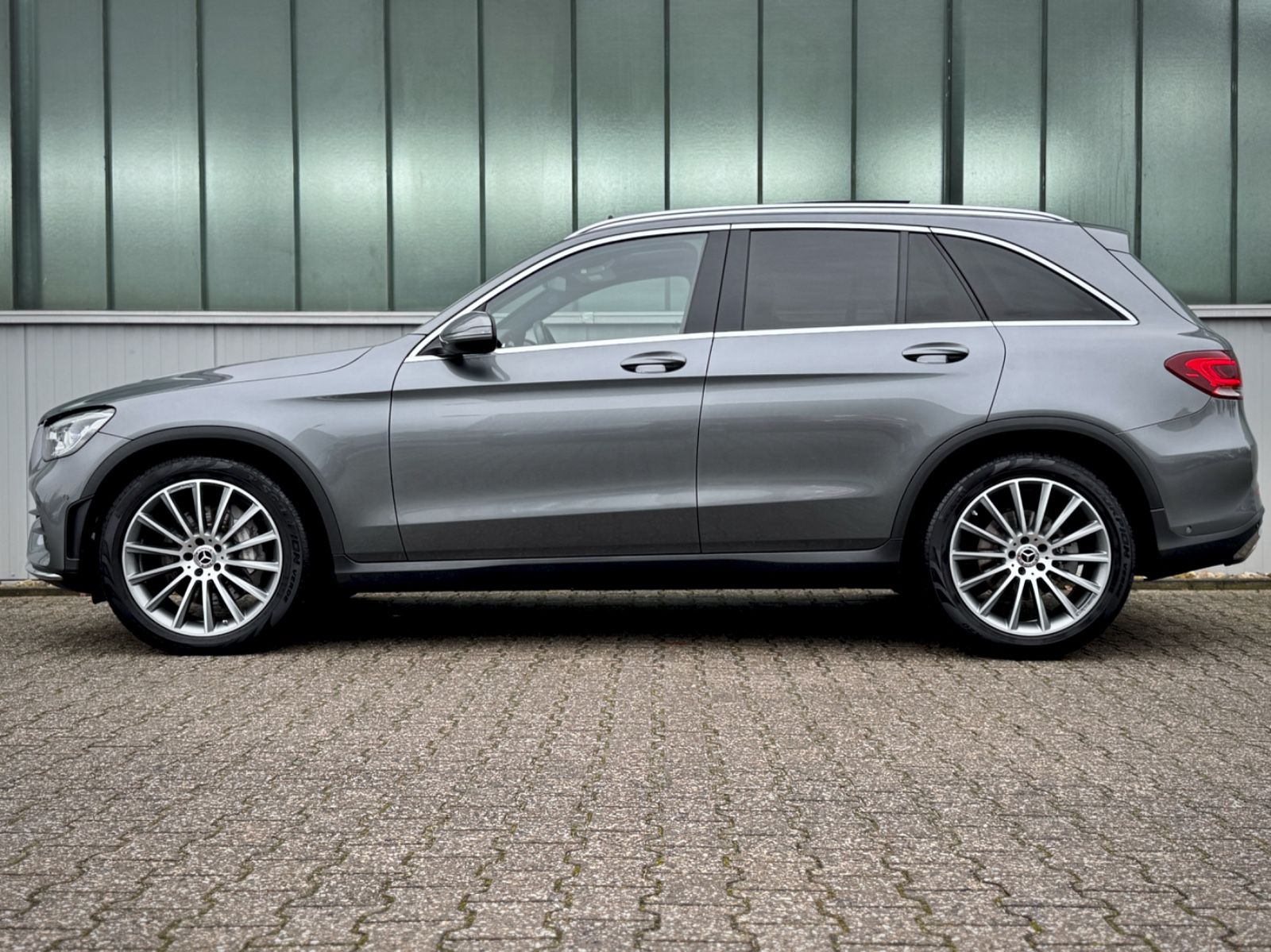 Fahrzeugabbildung Mercedes-Benz GLC 220d 4Matic AMG-Line *PANORAMA|DESIGNO|AHK*