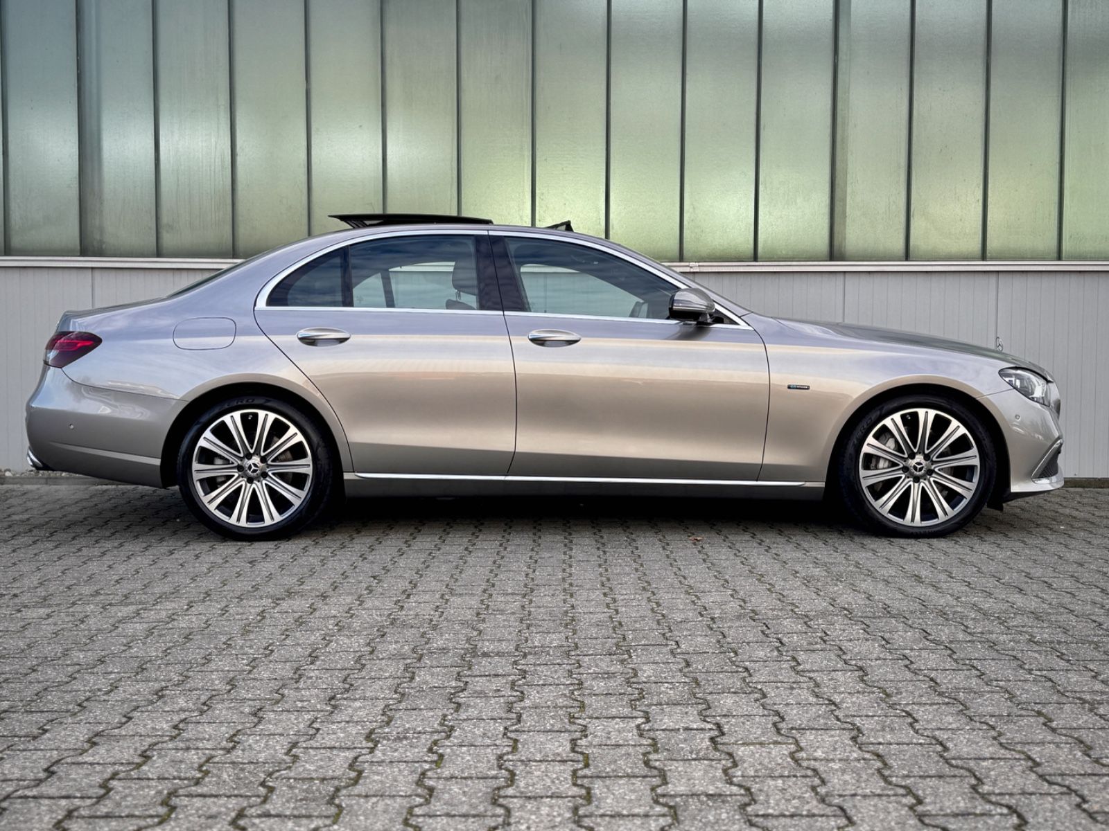 Fahrzeugabbildung Mercedes-Benz E 300e 4Matic Exclusive*DESIGNO|ASSIST|AIRMATIC*