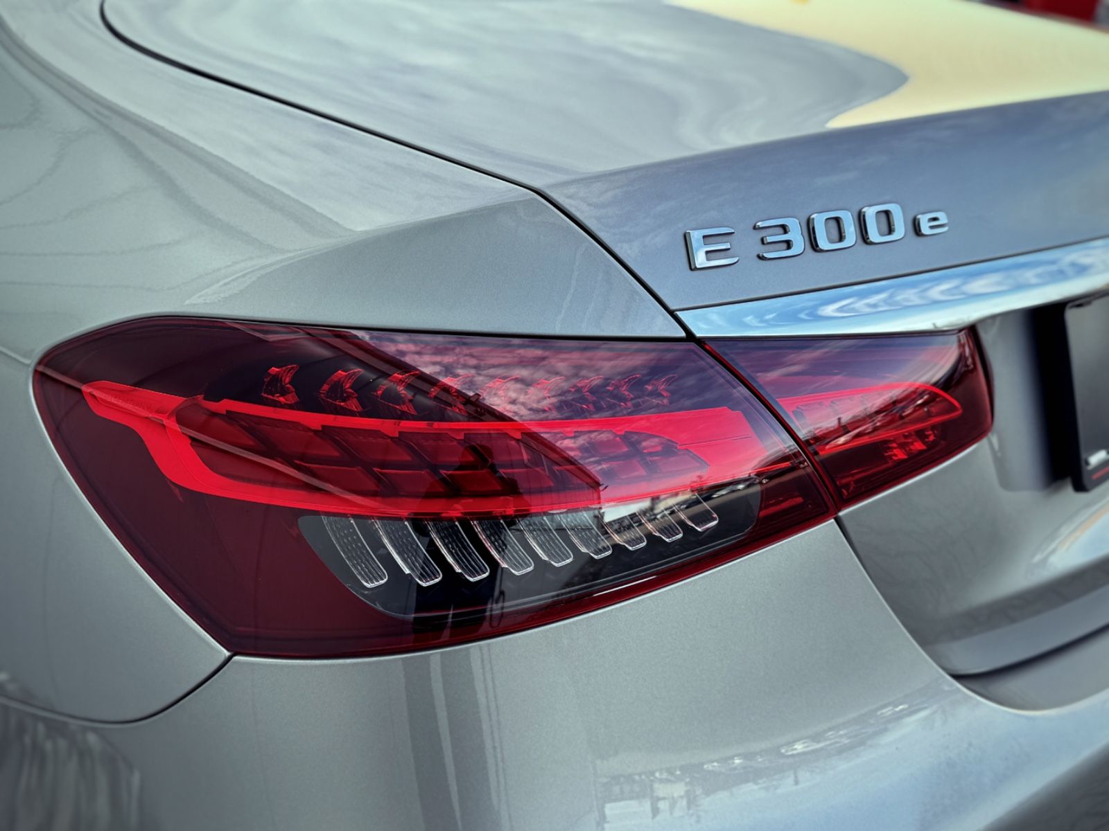 Fahrzeugabbildung Mercedes-Benz E 300e 4Matic Exclusive*DESIGNO|ASSIST|AIRMATIC*