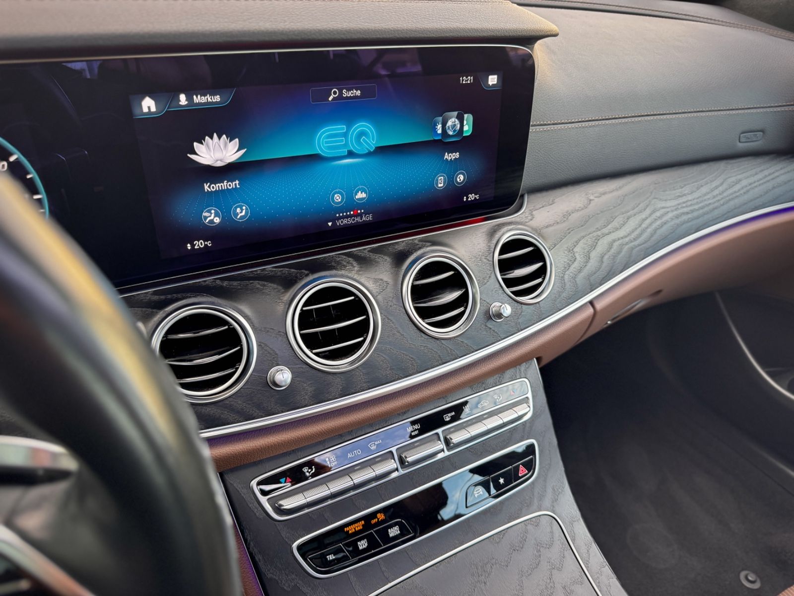 Fahrzeugabbildung Mercedes-Benz E 300e 4Matic Exclusive*DESIGNO|ASSIST|AIRMATIC*