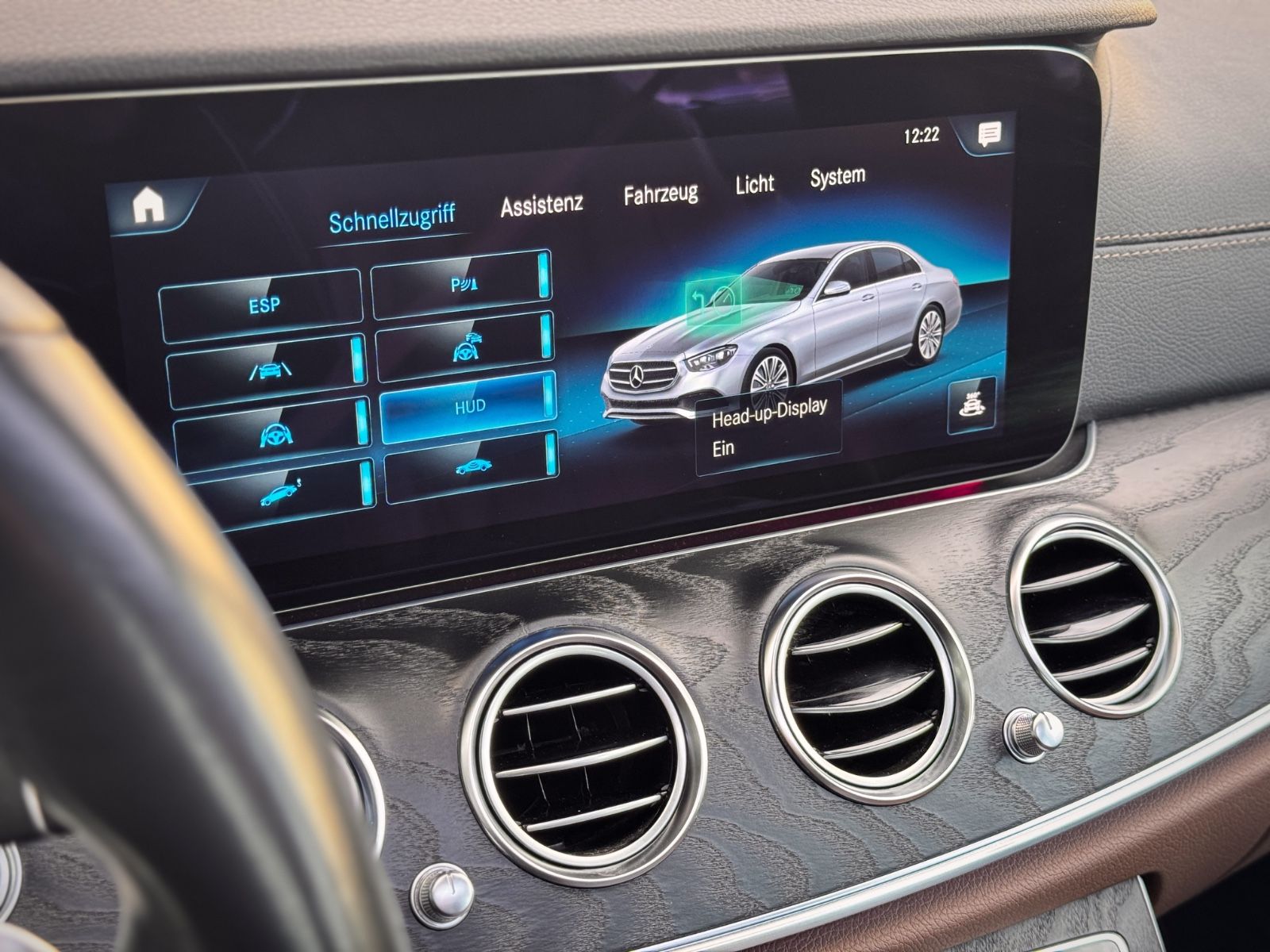 Fahrzeugabbildung Mercedes-Benz E 300e 4Matic Exclusive*DESIGNO|ASSIST|AIRMATIC*