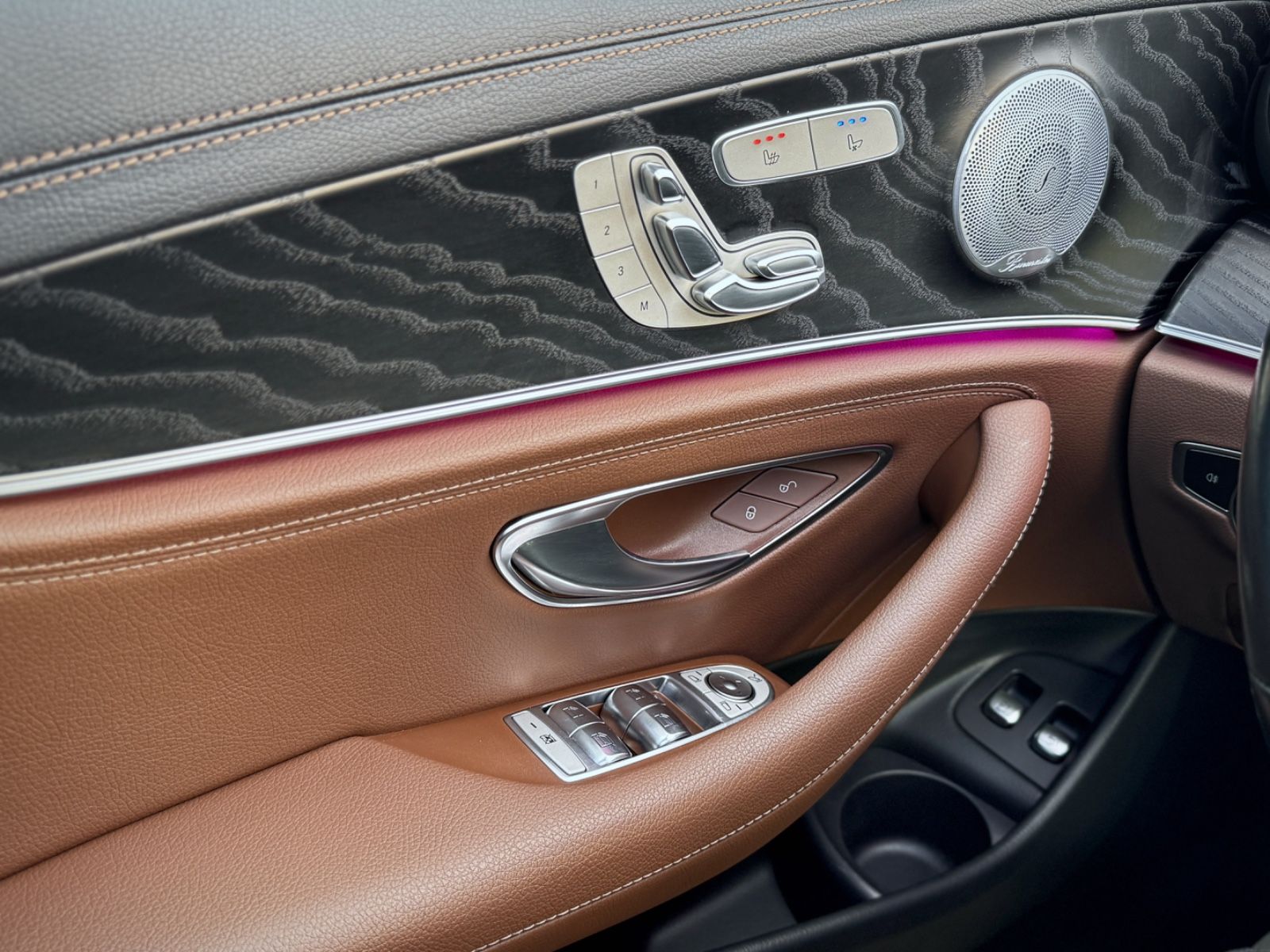 Fahrzeugabbildung Mercedes-Benz E 300e 4Matic Exclusive*DESIGNO|ASSIST|AIRMATIC*