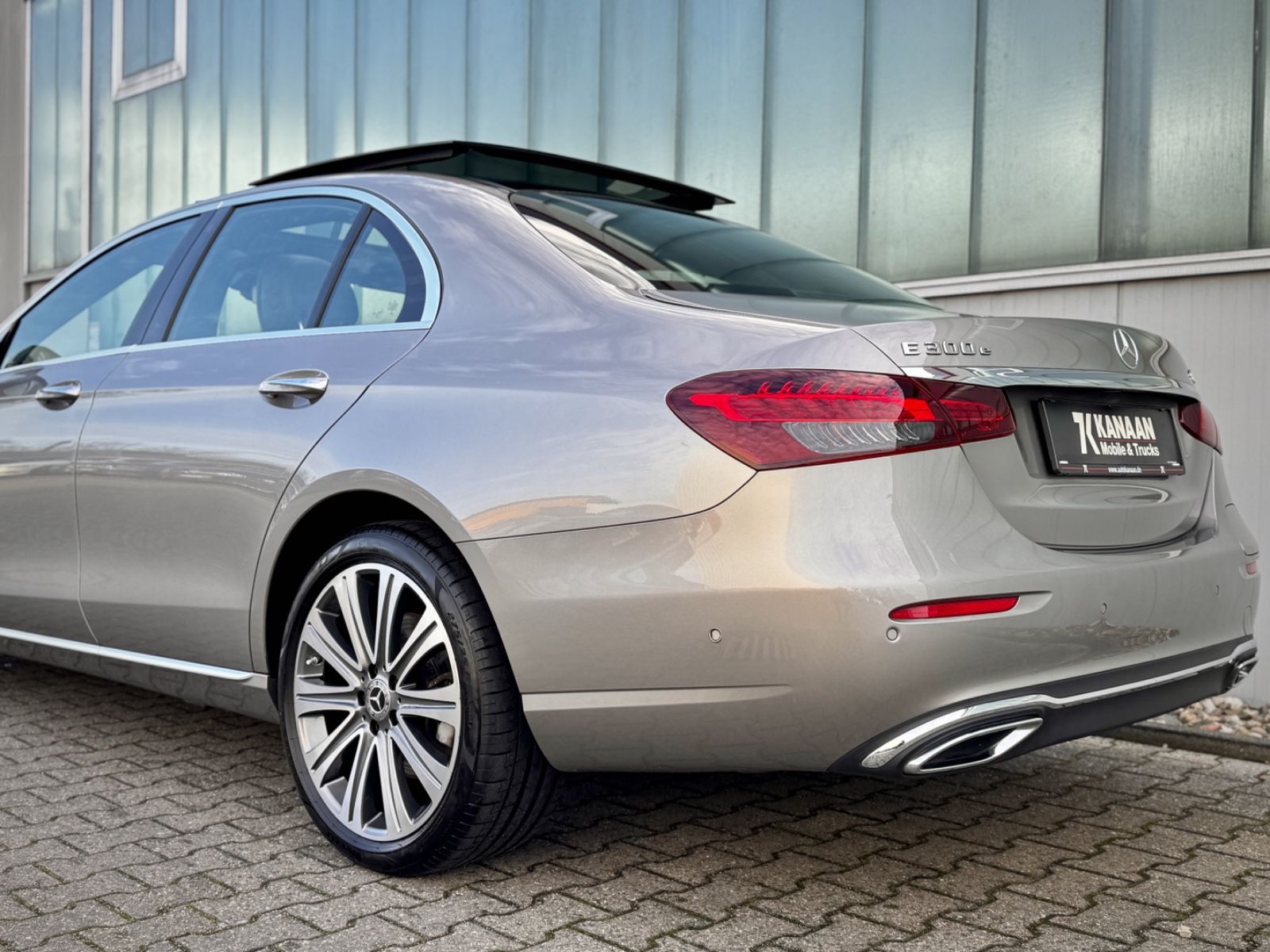 Fahrzeugabbildung Mercedes-Benz E 300e 4Matic Exclusive*DESIGNO|ASSIST|AIRMATIC*