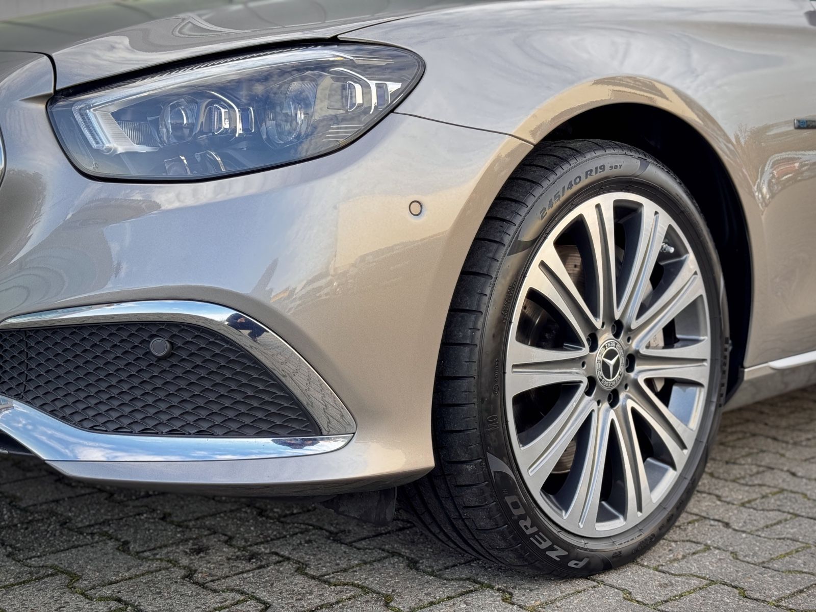 Fahrzeugabbildung Mercedes-Benz E 300e 4Matic Exclusive*DESIGNO|ASSIST|AIRMATIC*