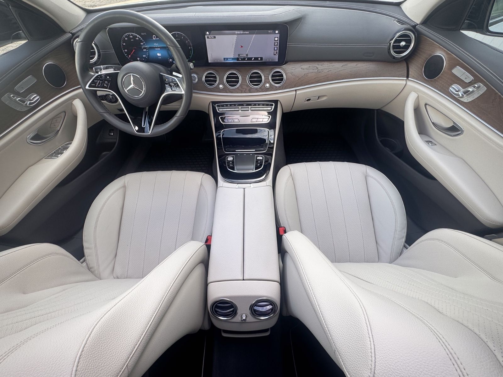 Fahrzeugabbildung Mercedes-Benz E 300de T 4Matic AMG-Line*PANO|360°|HEADUP|AHK**