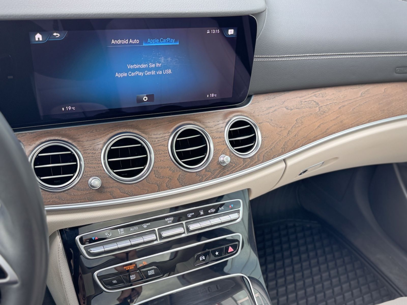 Fahrzeugabbildung Mercedes-Benz E 300de T 4Matic AMG-Line*PANO|360°|HEADUP|AHK**